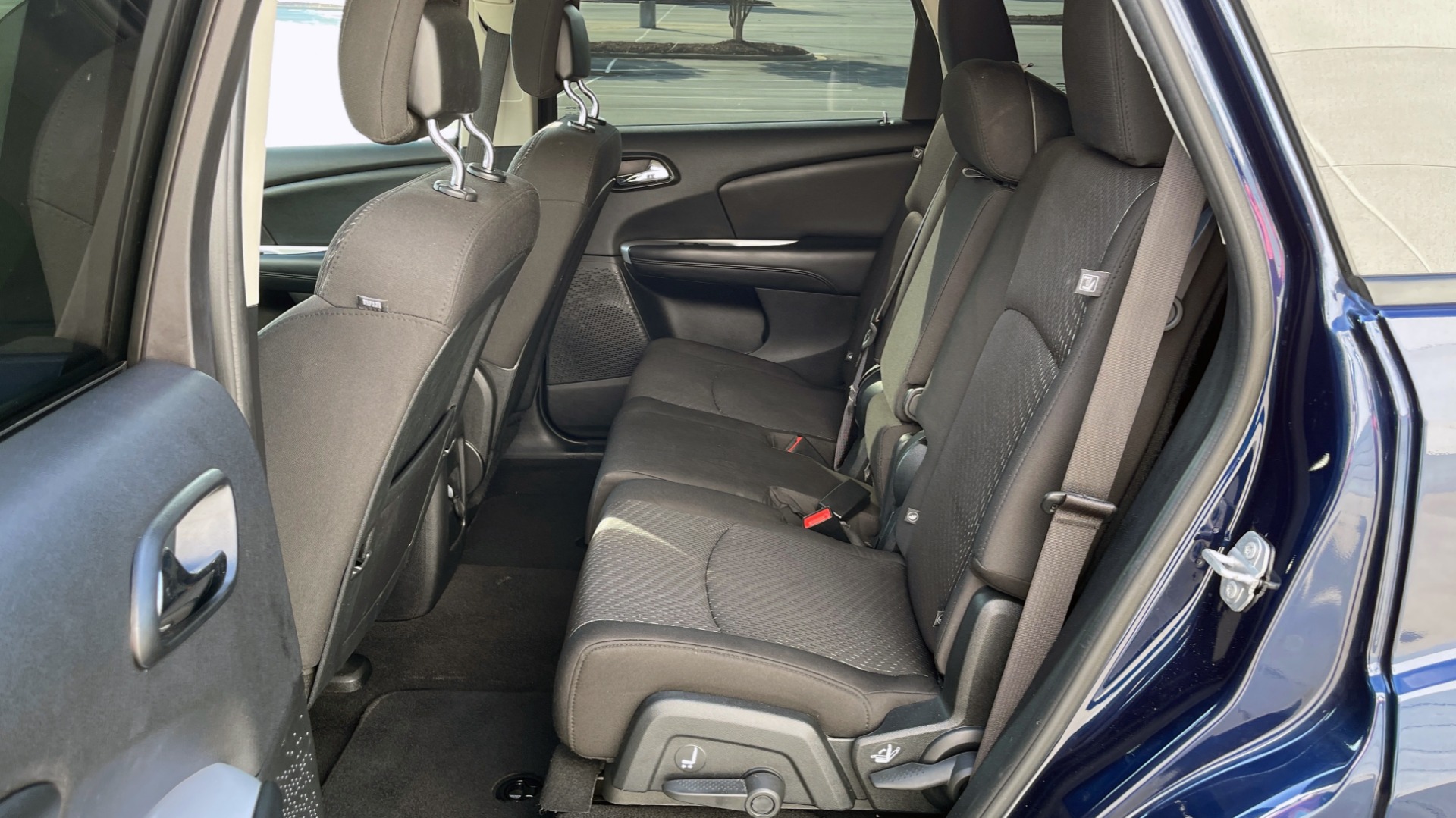 Used 2017 Dodge JOURNEY SXT PREMIUM / 2.4L / 4-SPD AUTO / KEYLESS-GO / 3-ROW / 19IN WHEELS for sale $15,995 at Formula Imports in Charlotte NC 28227 41