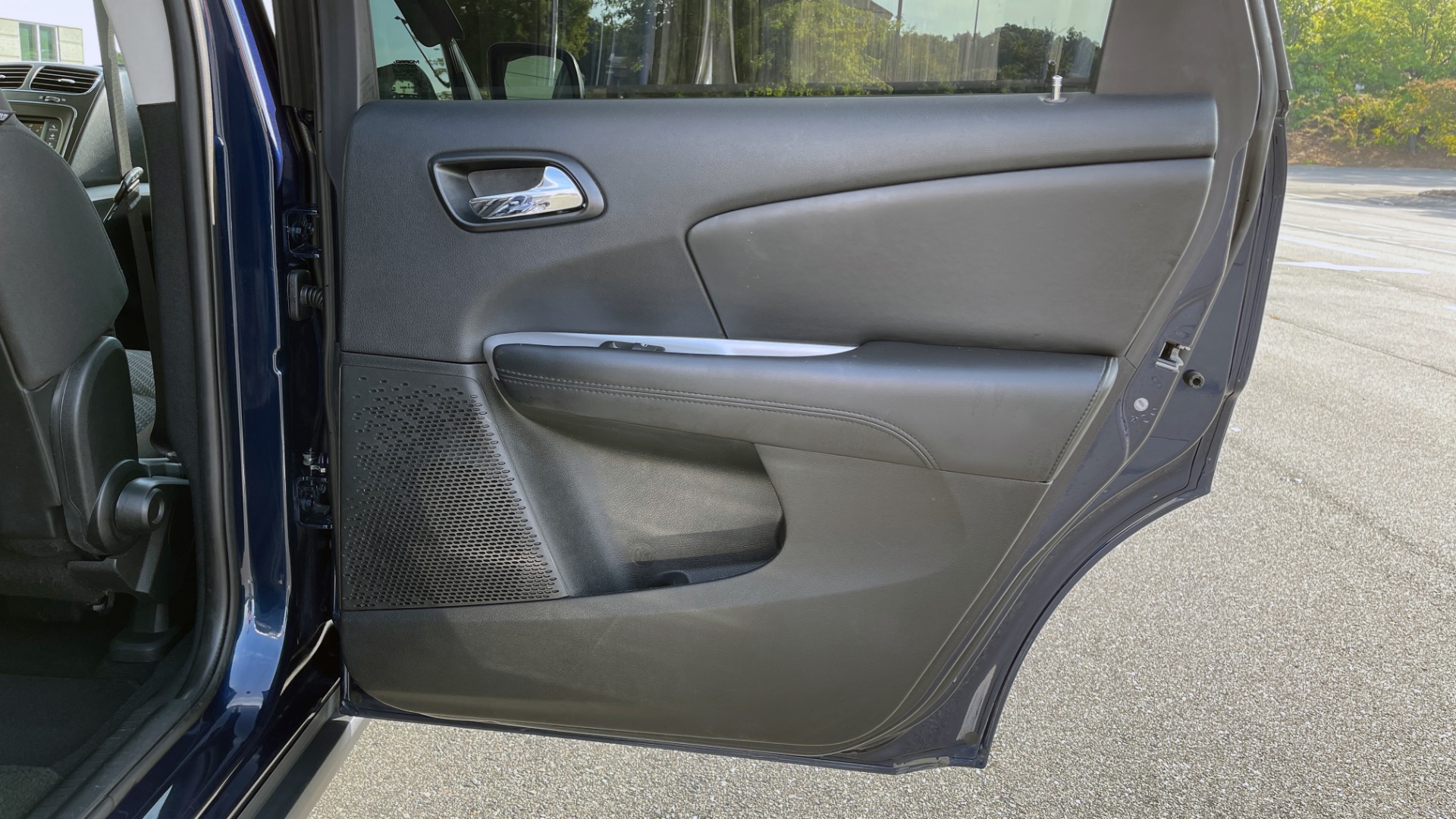Used 2017 Dodge JOURNEY SXT PREMIUM / 2.4L / 4-SPD AUTO / KEYLESS-GO / 3-ROW / 19IN WHEELS for sale $15,995 at Formula Imports in Charlotte NC 28227 50