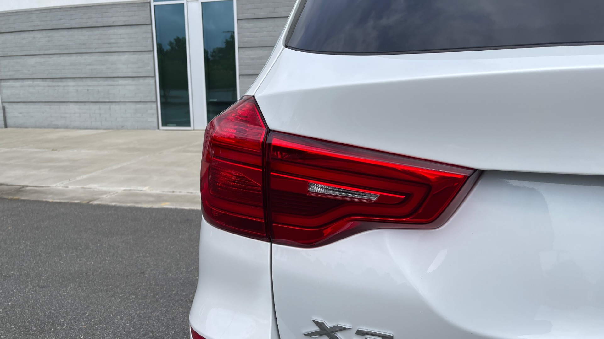 Used 2018 BMW X3 XDRIVE30I / NAV / PANO-ROOF / HTD STS / PARK DIST CNTRL / REARVIEW for sale Sold at Formula Imports in Charlotte NC 28227 23