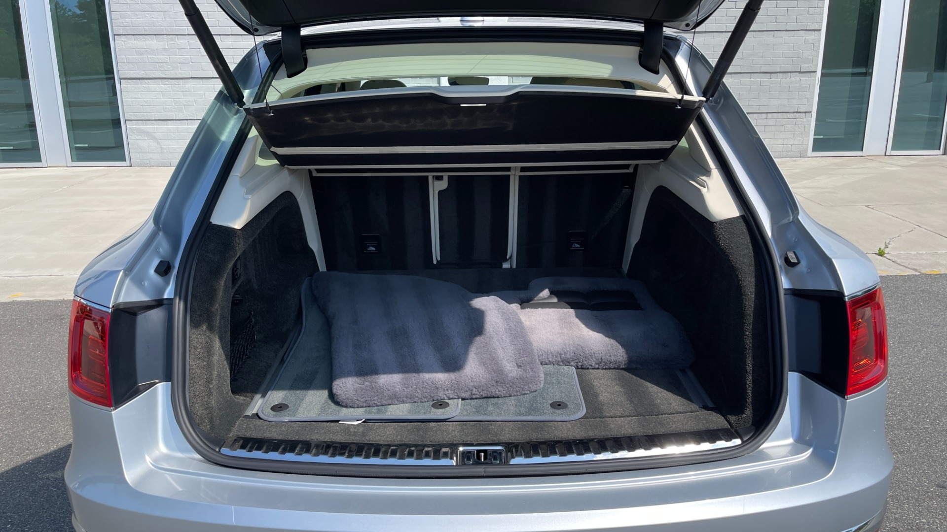 Used 2019 Bentley BENTAYGA V8 / AWD / NAV / SUNROOF / LED LIGHTING / PREMIUM AUDIO / REARVIEW for sale Sold at Formula Imports in Charlotte NC 28227 17