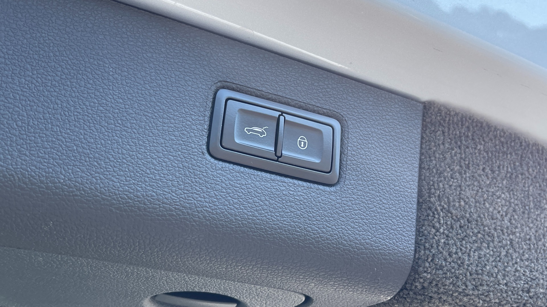 Used 2019 Bentley BENTAYGA V8 / AWD / NAV / SUNROOF / LED LIGHTING / PREMIUM AUDIO / REARVIEW for sale Sold at Formula Imports in Charlotte NC 28227 18