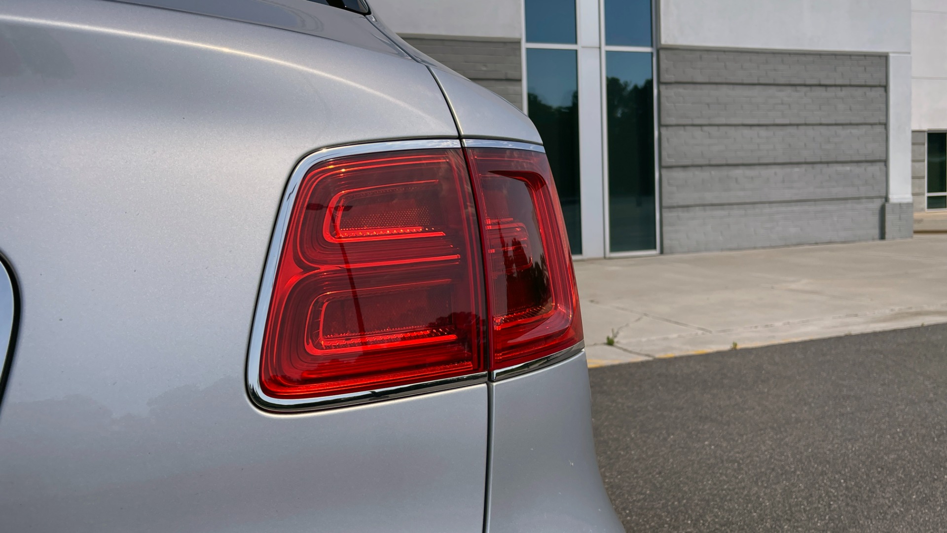 Used 2019 Bentley BENTAYGA V8 / AWD / NAV / SUNROOF / LED LIGHTING / PREMIUM AUDIO / REARVIEW for sale Sold at Formula Imports in Charlotte NC 28227 23