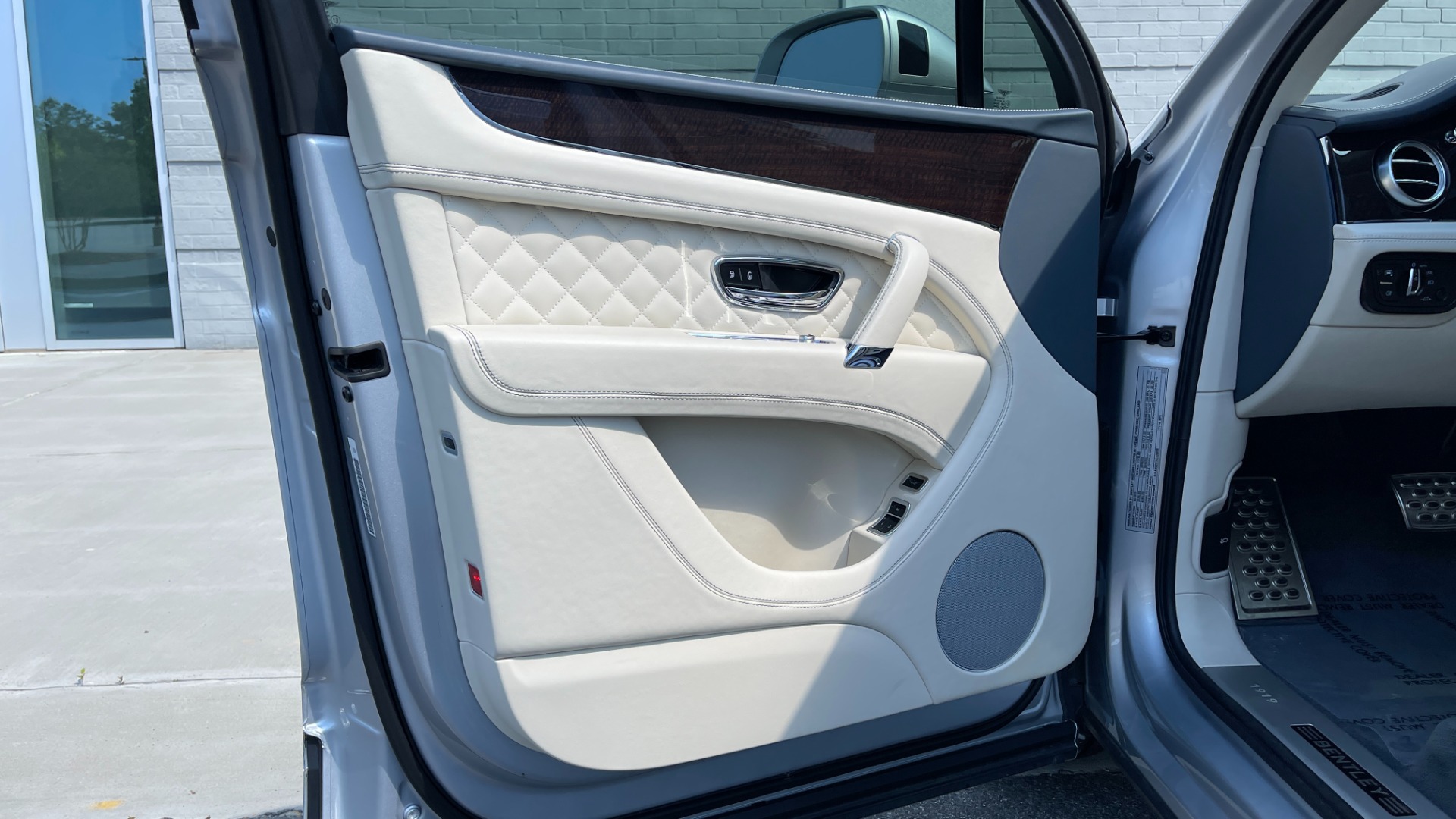 Used 2019 Bentley BENTAYGA V8 / AWD / NAV / SUNROOF / LED LIGHTING / PREMIUM AUDIO / REARVIEW for sale Sold at Formula Imports in Charlotte NC 28227 25