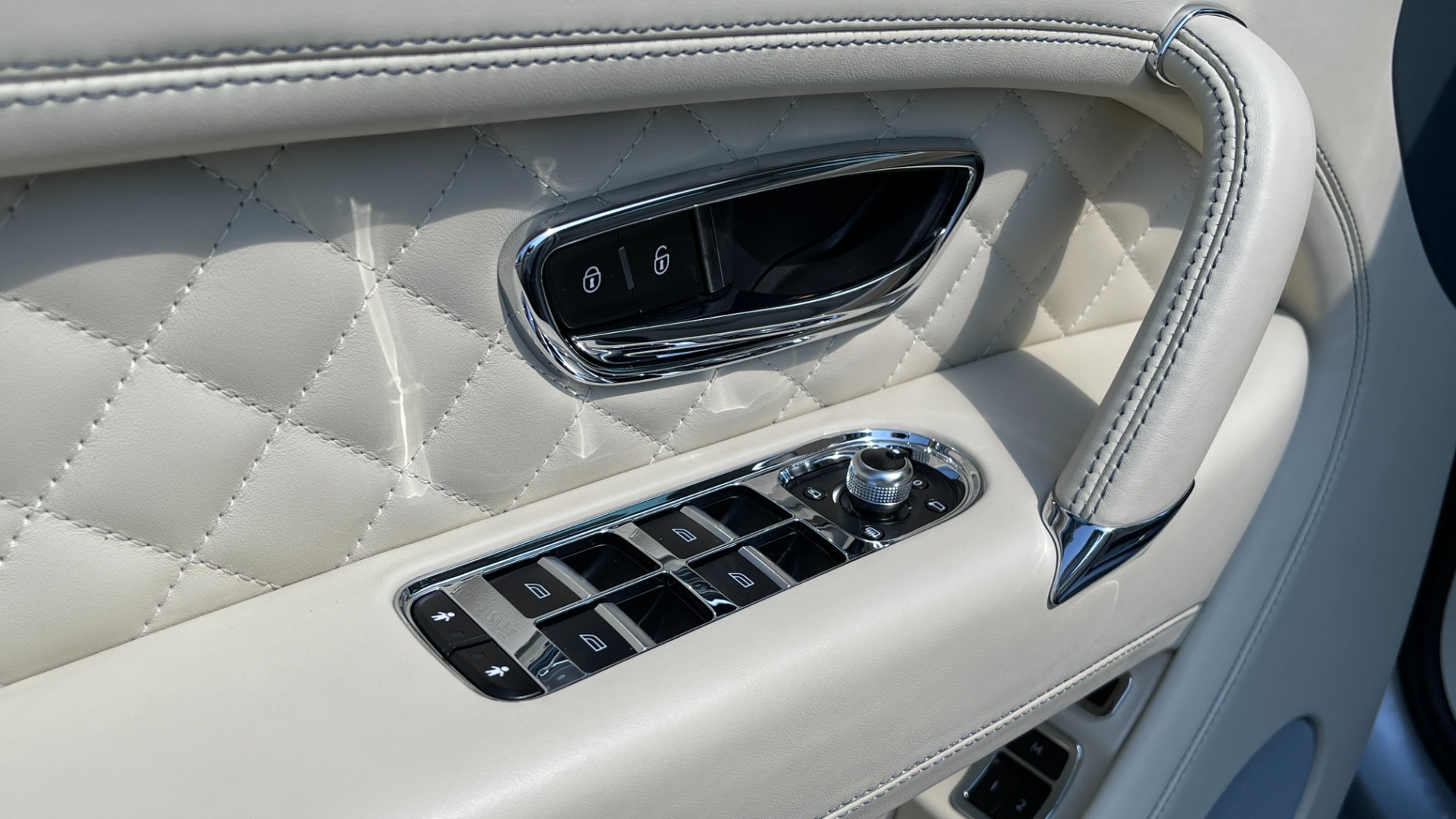 Used 2019 Bentley BENTAYGA V8 / AWD / NAV / SUNROOF / LED LIGHTING / PREMIUM AUDIO / REARVIEW for sale Sold at Formula Imports in Charlotte NC 28227 26