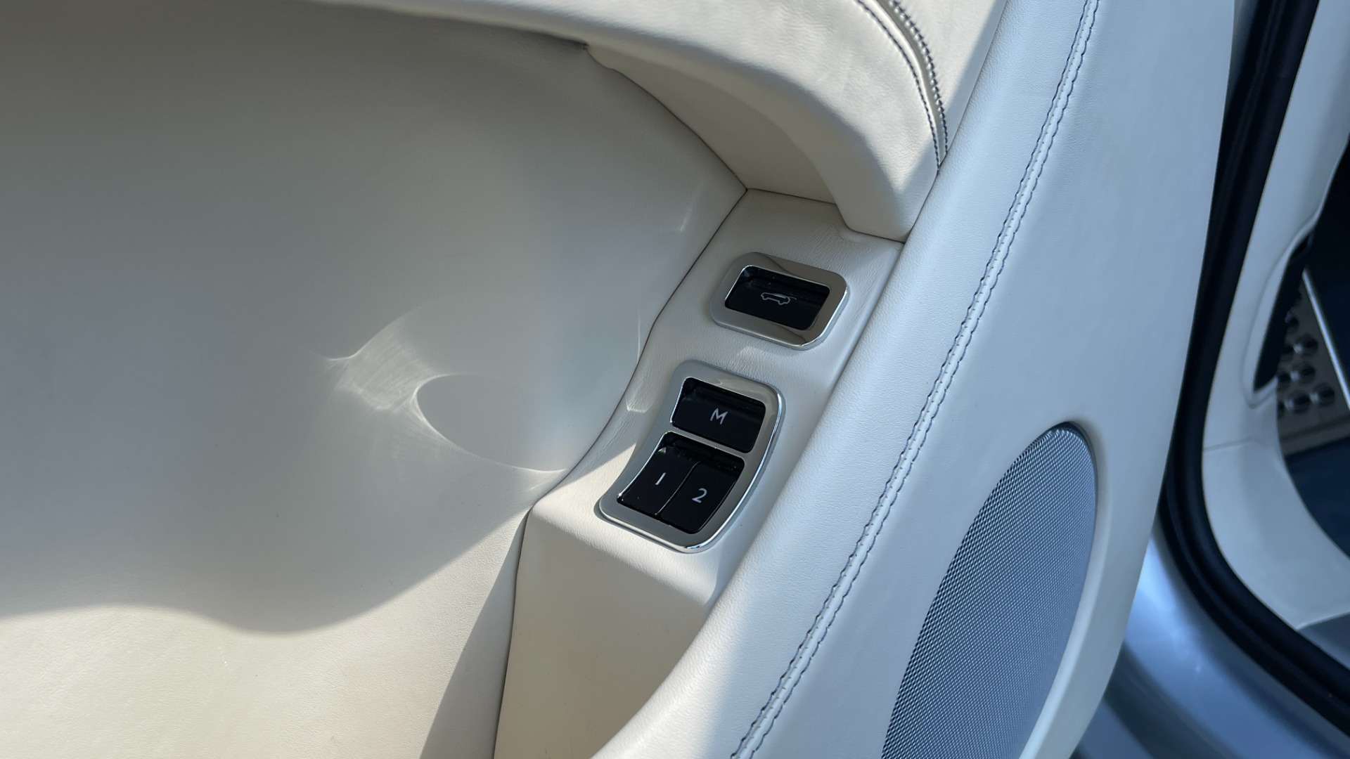 Used 2019 Bentley BENTAYGA V8 / AWD / NAV / SUNROOF / LED LIGHTING / PREMIUM AUDIO / REARVIEW for sale Sold at Formula Imports in Charlotte NC 28227 27