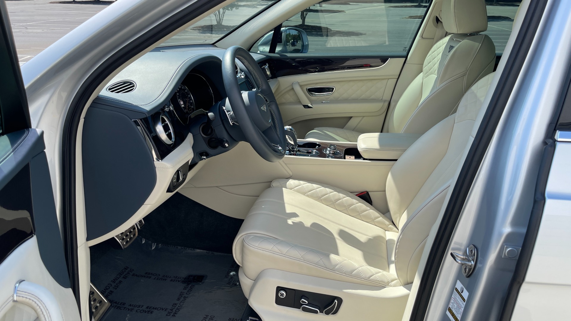 Used 2019 Bentley BENTAYGA V8 / AWD / NAV / SUNROOF / LED LIGHTING / PREMIUM AUDIO / REARVIEW for sale Sold at Formula Imports in Charlotte NC 28227 32