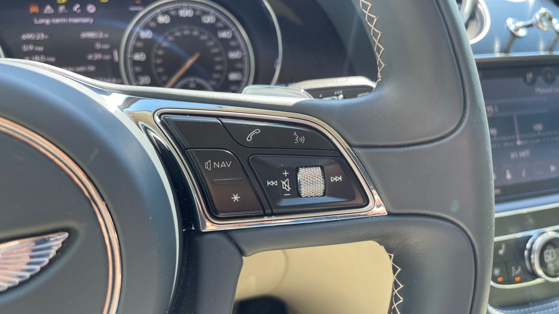 Used 2019 Bentley BENTAYGA V8 / AWD / NAV / SUNROOF / LED LIGHTING / PREMIUM AUDIO / REARVIEW for sale Sold at Formula Imports in Charlotte NC 28227 37