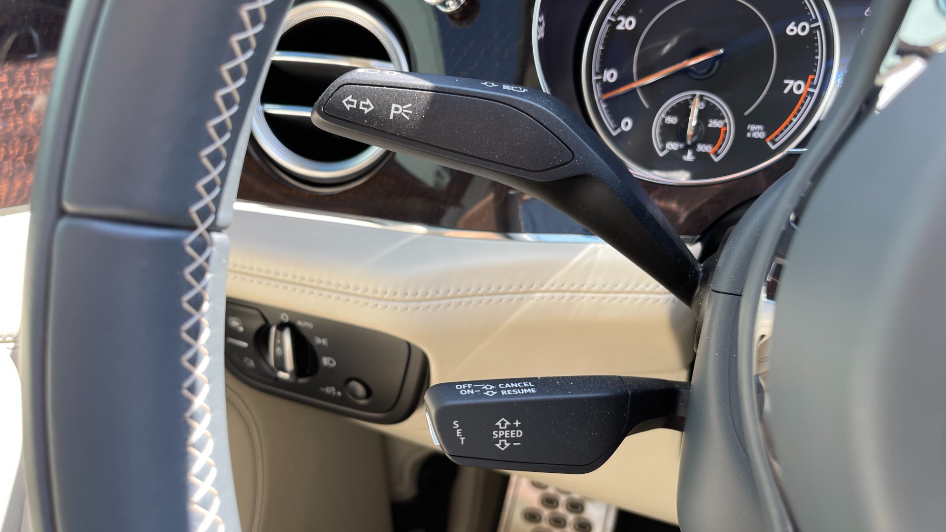 Used 2019 Bentley BENTAYGA V8 / AWD / NAV / SUNROOF / LED LIGHTING / PREMIUM AUDIO / REARVIEW for sale Sold at Formula Imports in Charlotte NC 28227 39
