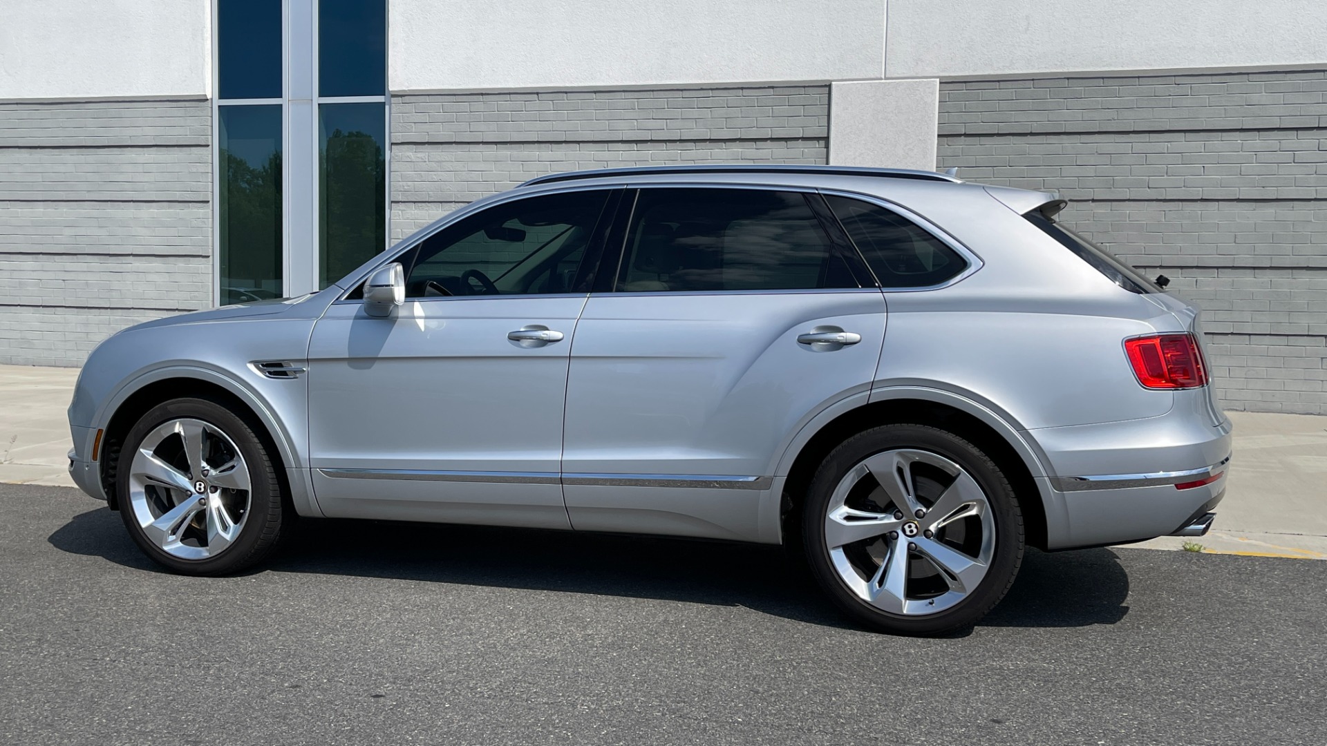Used 2019 Bentley BENTAYGA V8 / AWD / NAV / SUNROOF / LED LIGHTING / PREMIUM AUDIO / REARVIEW for sale Sold at Formula Imports in Charlotte NC 28227 4