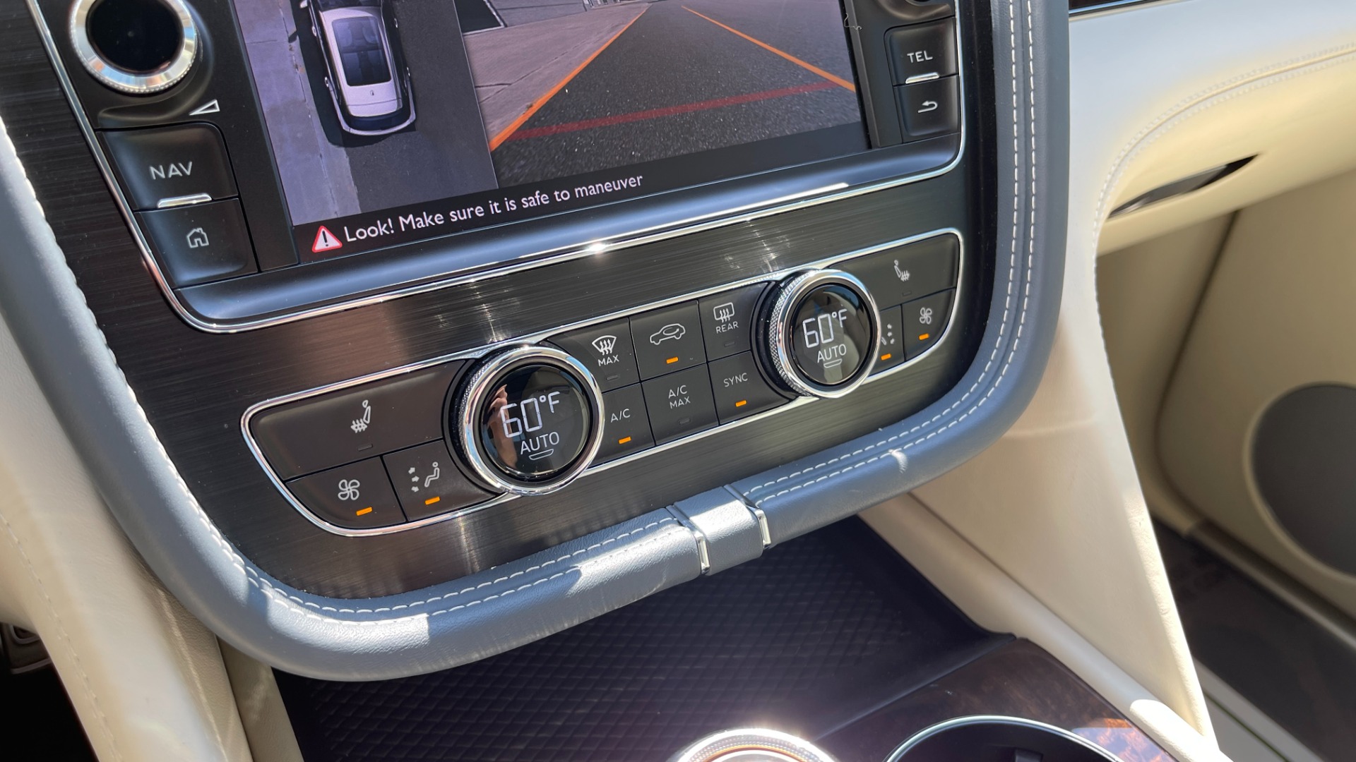 Used 2019 Bentley BENTAYGA V8 / AWD / NAV / SUNROOF / LED LIGHTING / PREMIUM AUDIO / REARVIEW for sale Sold at Formula Imports in Charlotte NC 28227 45