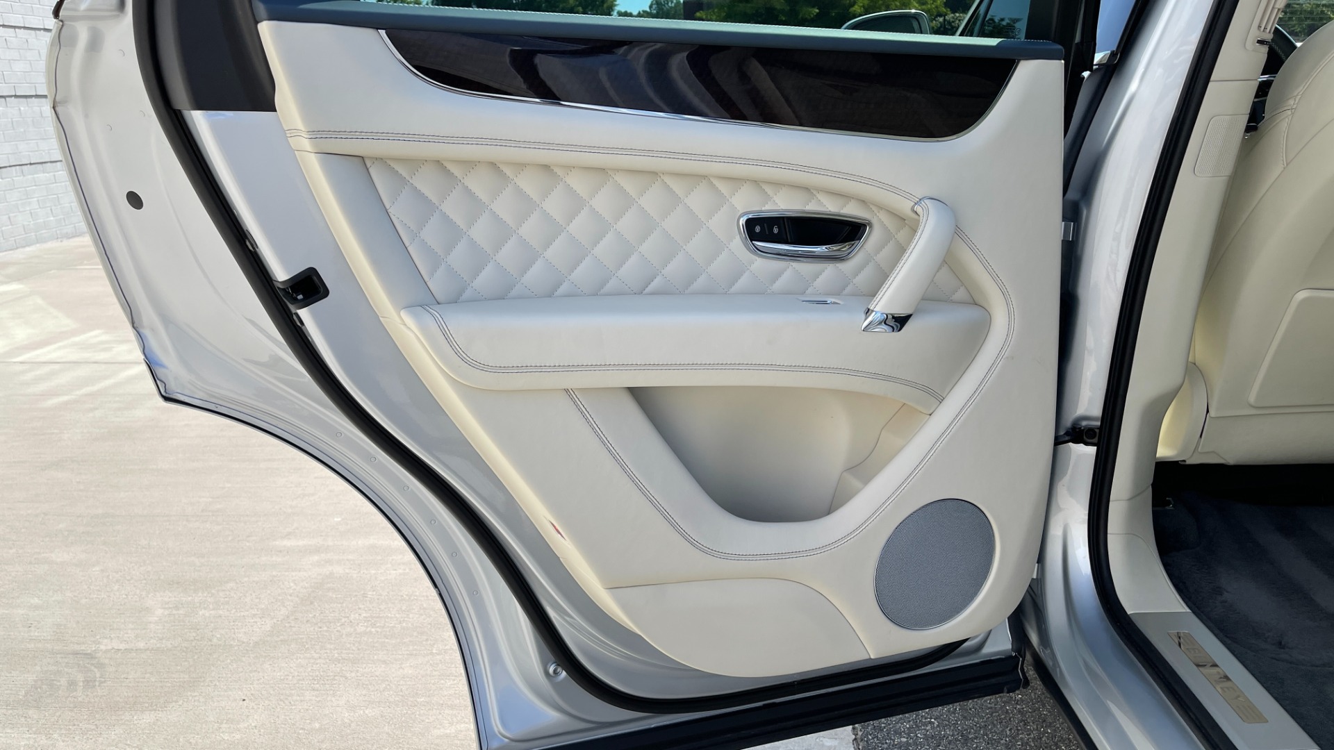 Used 2019 Bentley BENTAYGA V8 / AWD / NAV / SUNROOF / LED LIGHTING / PREMIUM AUDIO / REARVIEW for sale Sold at Formula Imports in Charlotte NC 28227 50
