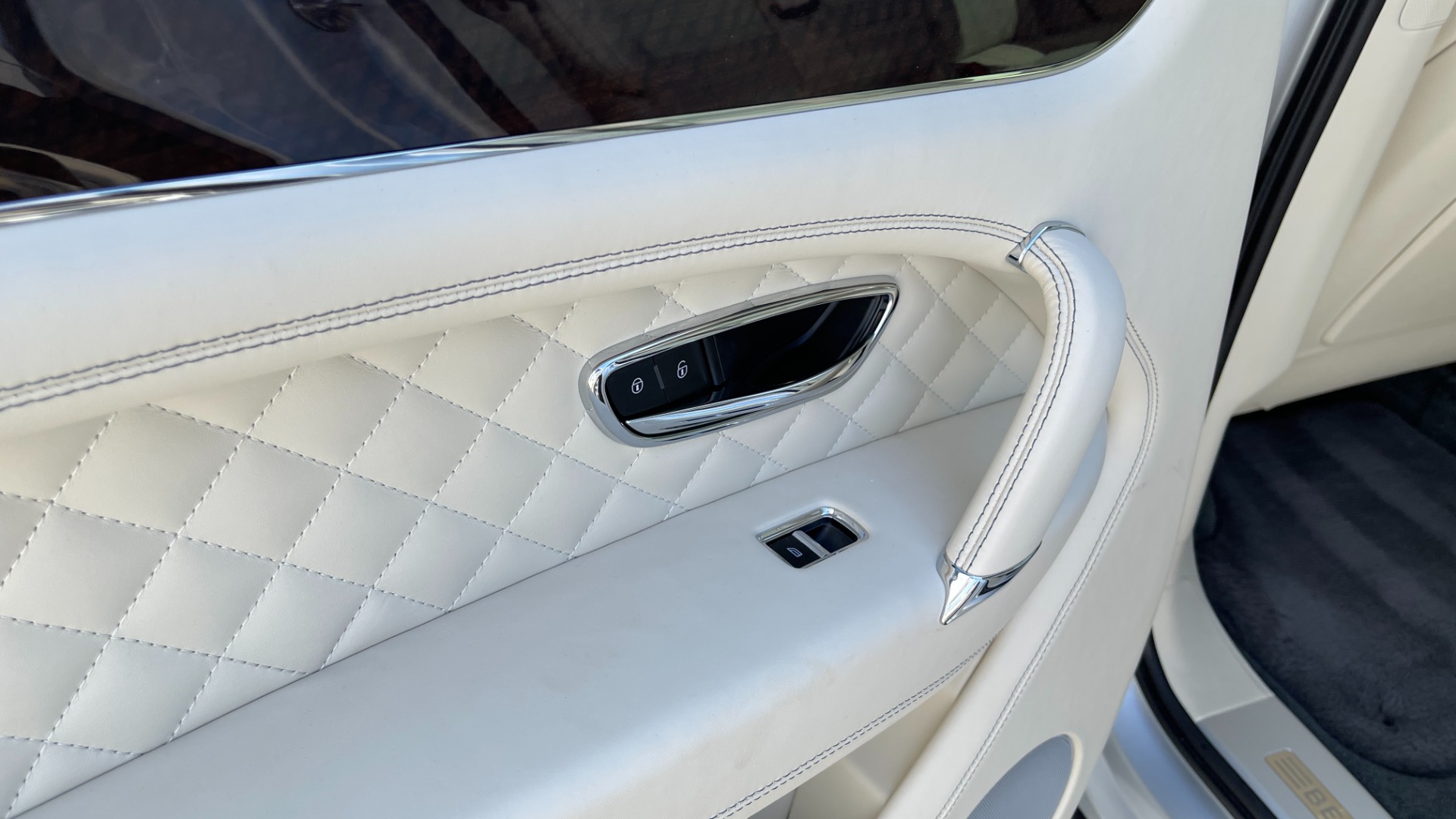 Used 2019 Bentley BENTAYGA V8 / AWD / NAV / SUNROOF / LED LIGHTING / PREMIUM AUDIO / REARVIEW for sale Sold at Formula Imports in Charlotte NC 28227 51