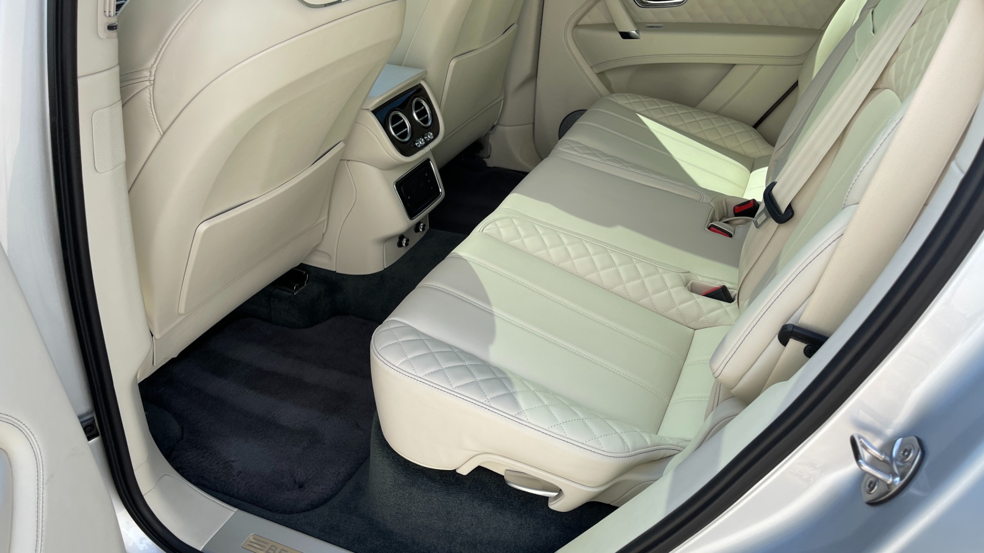 Used 2019 Bentley BENTAYGA V8 / AWD / NAV / SUNROOF / LED LIGHTING / PREMIUM AUDIO / REARVIEW for sale Sold at Formula Imports in Charlotte NC 28227 52