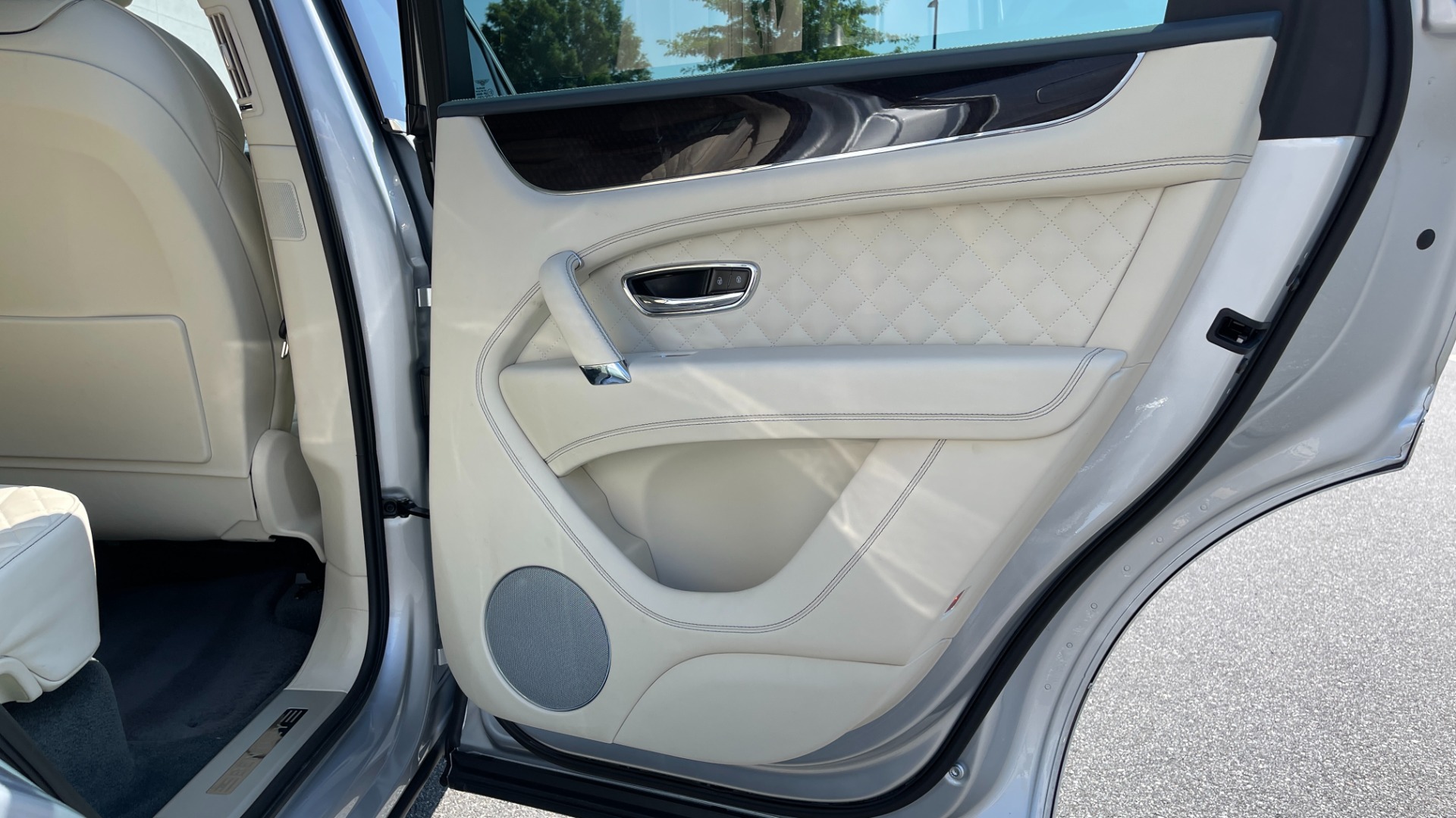 Used 2019 Bentley BENTAYGA V8 / AWD / NAV / SUNROOF / LED LIGHTING / PREMIUM AUDIO / REARVIEW for sale Sold at Formula Imports in Charlotte NC 28227 57