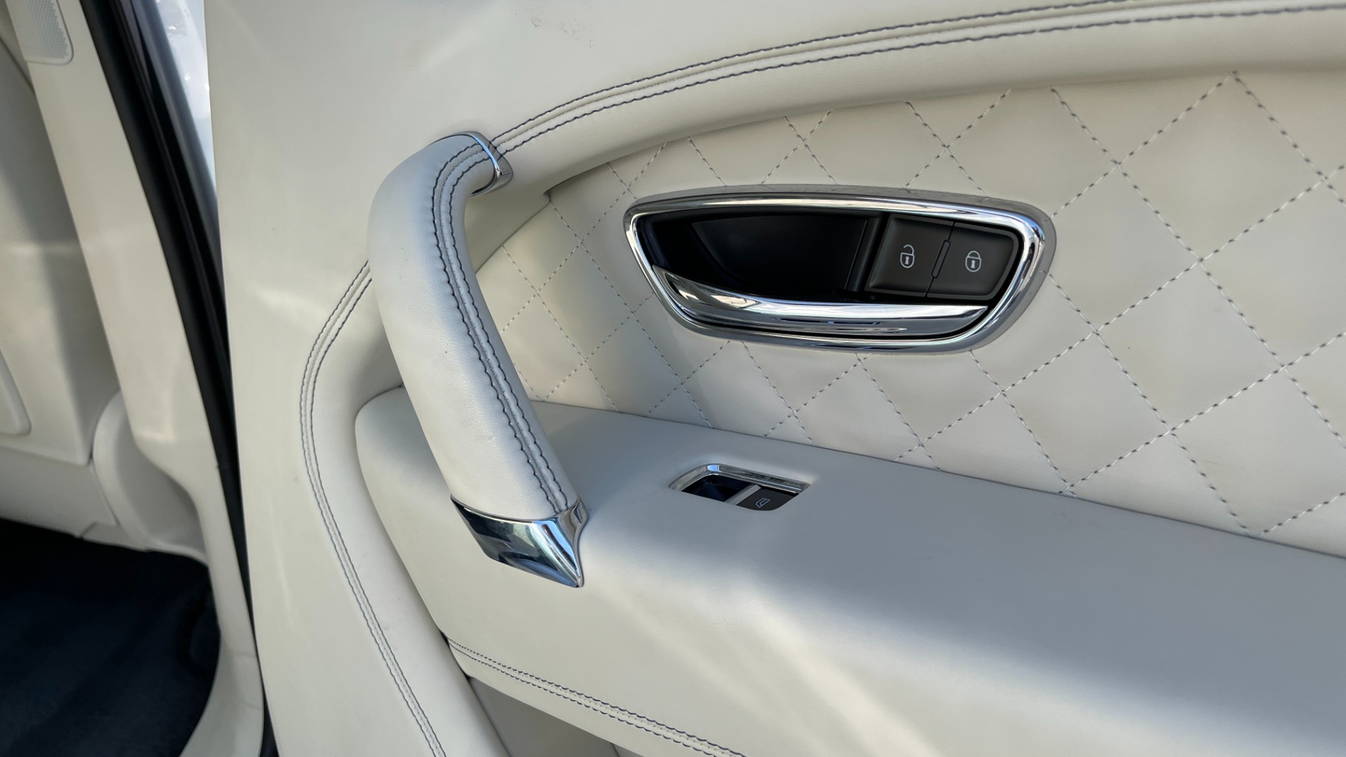 Used 2019 Bentley BENTAYGA V8 / AWD / NAV / SUNROOF / LED LIGHTING / PREMIUM AUDIO / REARVIEW for sale Sold at Formula Imports in Charlotte NC 28227 58