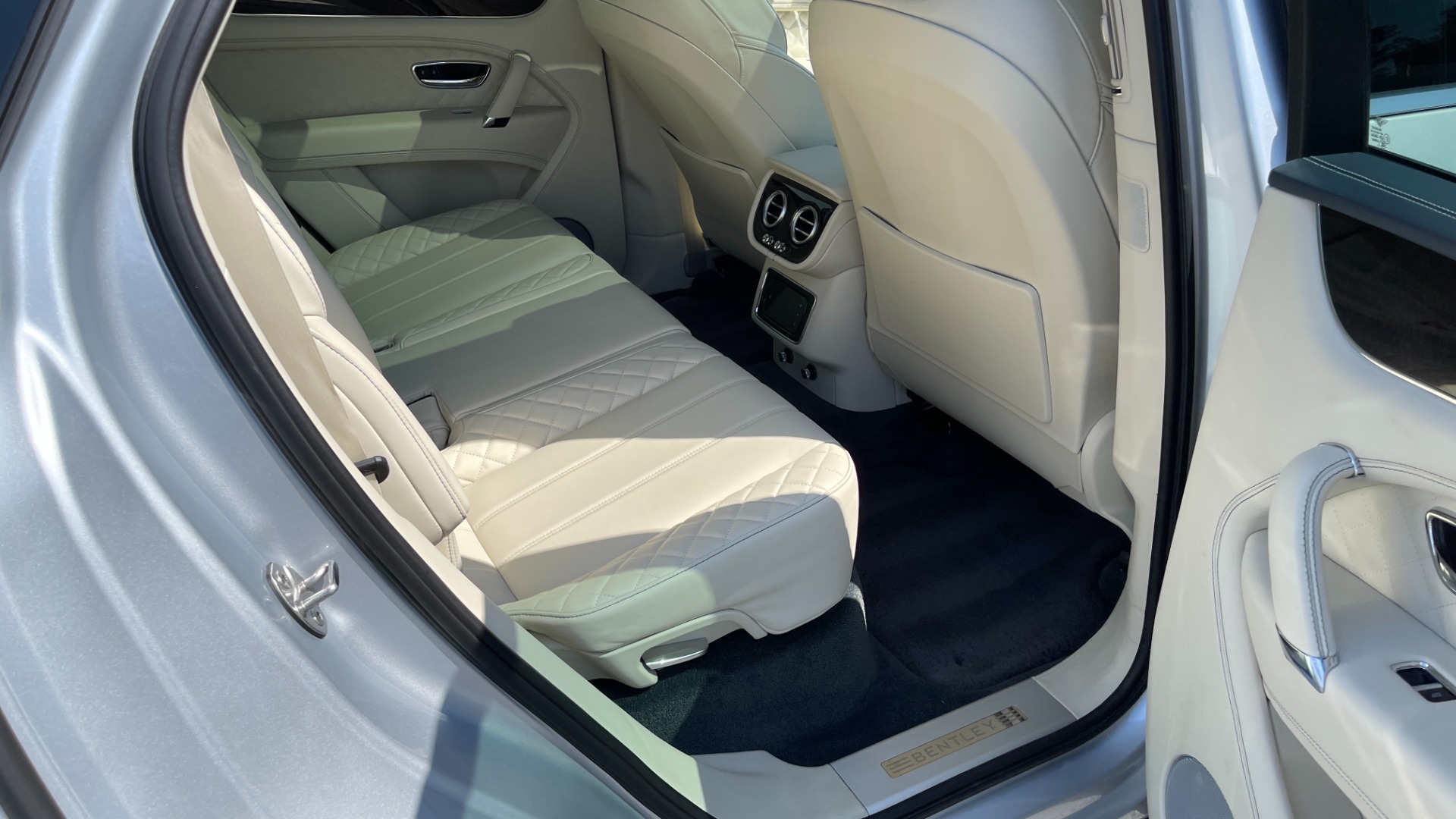 Used 2019 Bentley BENTAYGA V8 / AWD / NAV / SUNROOF / LED LIGHTING / PREMIUM AUDIO / REARVIEW for sale Sold at Formula Imports in Charlotte NC 28227 59