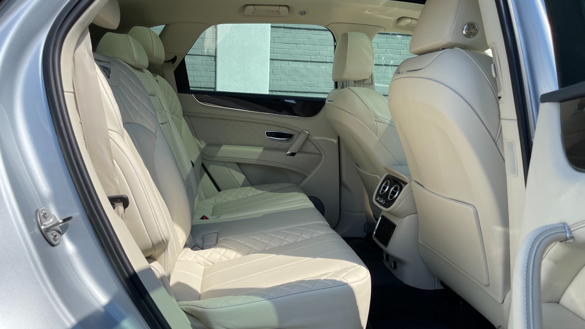 Used 2019 Bentley BENTAYGA V8 / AWD / NAV / SUNROOF / LED LIGHTING / PREMIUM AUDIO / REARVIEW for sale Sold at Formula Imports in Charlotte NC 28227 60