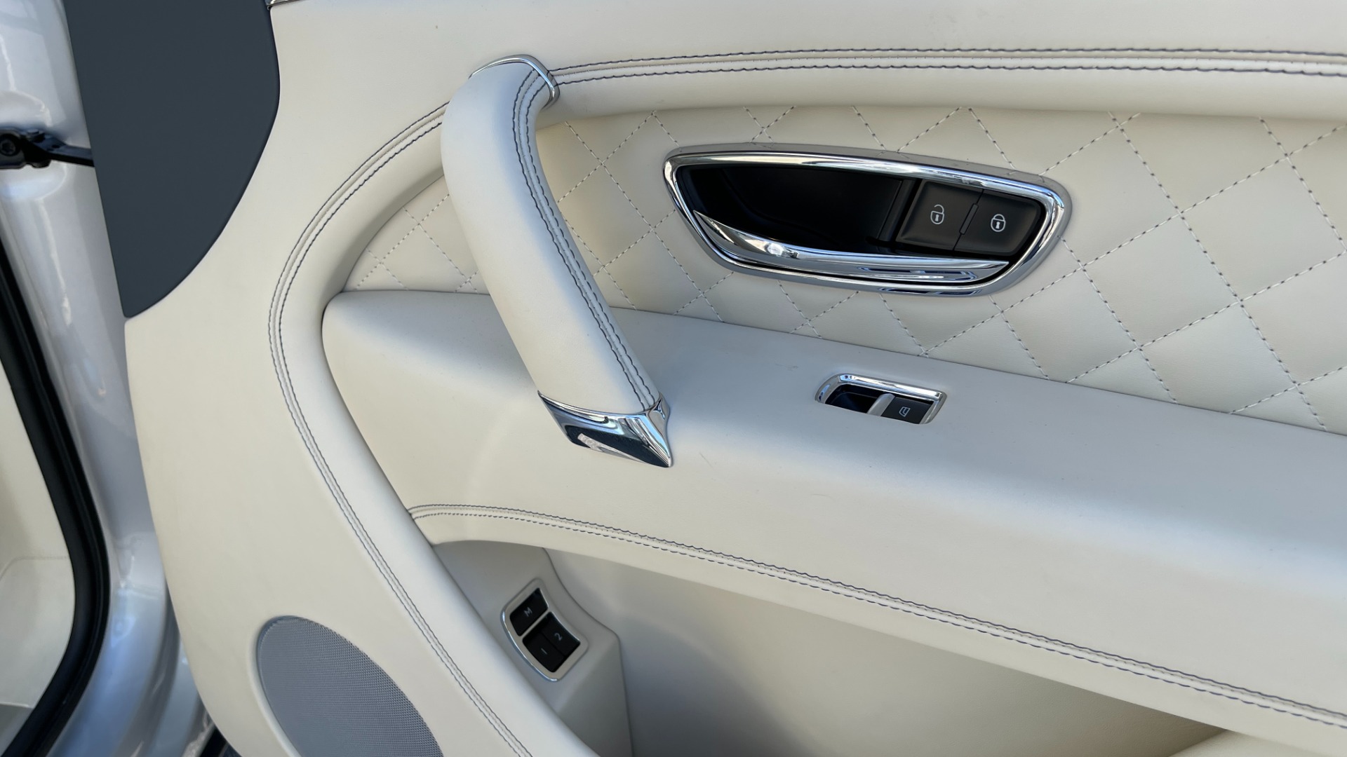 Used 2019 Bentley BENTAYGA V8 / AWD / NAV / SUNROOF / LED LIGHTING / PREMIUM AUDIO / REARVIEW for sale Sold at Formula Imports in Charlotte NC 28227 63