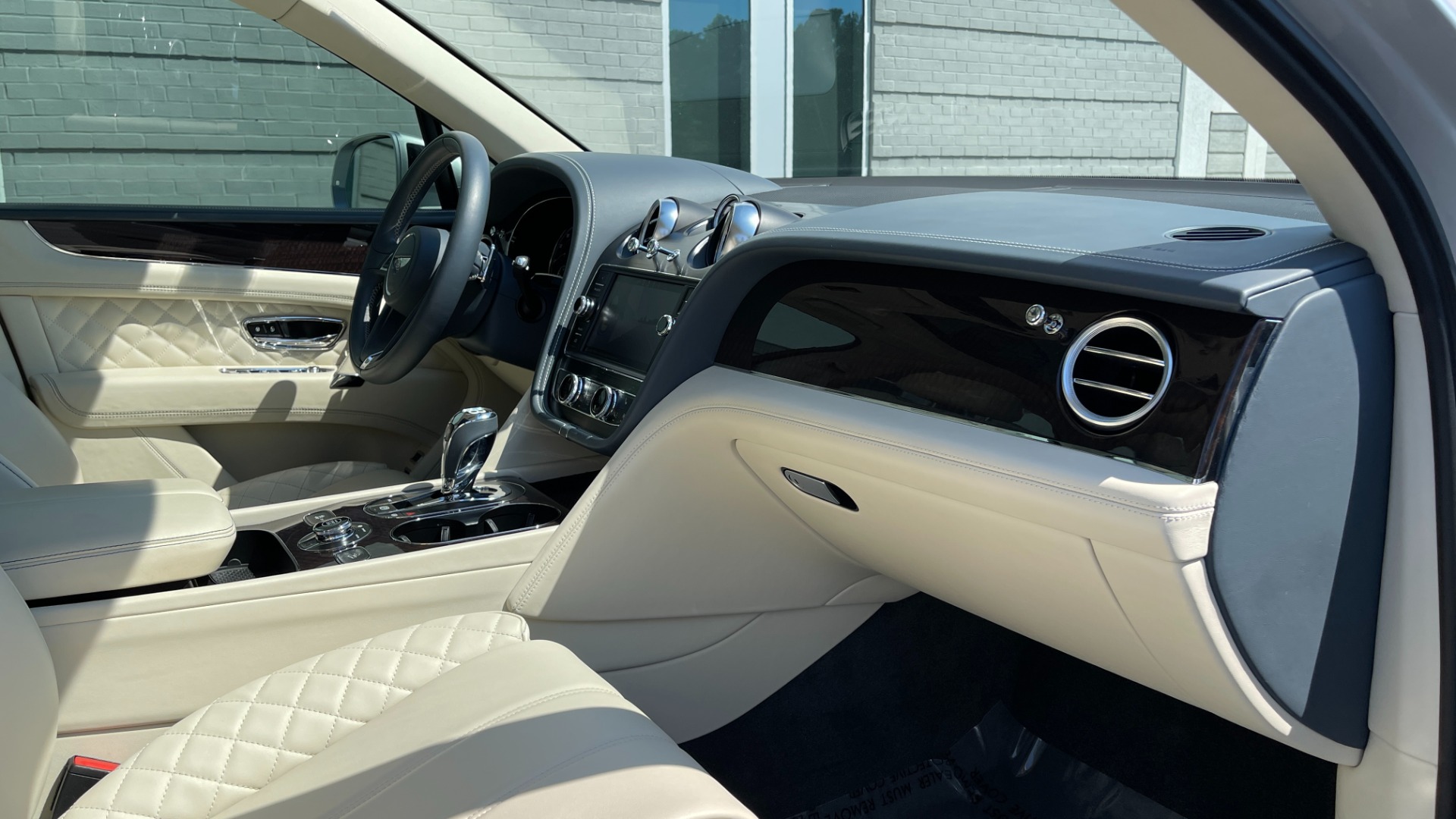 Used 2019 Bentley BENTAYGA V8 / AWD / NAV / SUNROOF / LED LIGHTING / PREMIUM AUDIO / REARVIEW for sale Sold at Formula Imports in Charlotte NC 28227 64