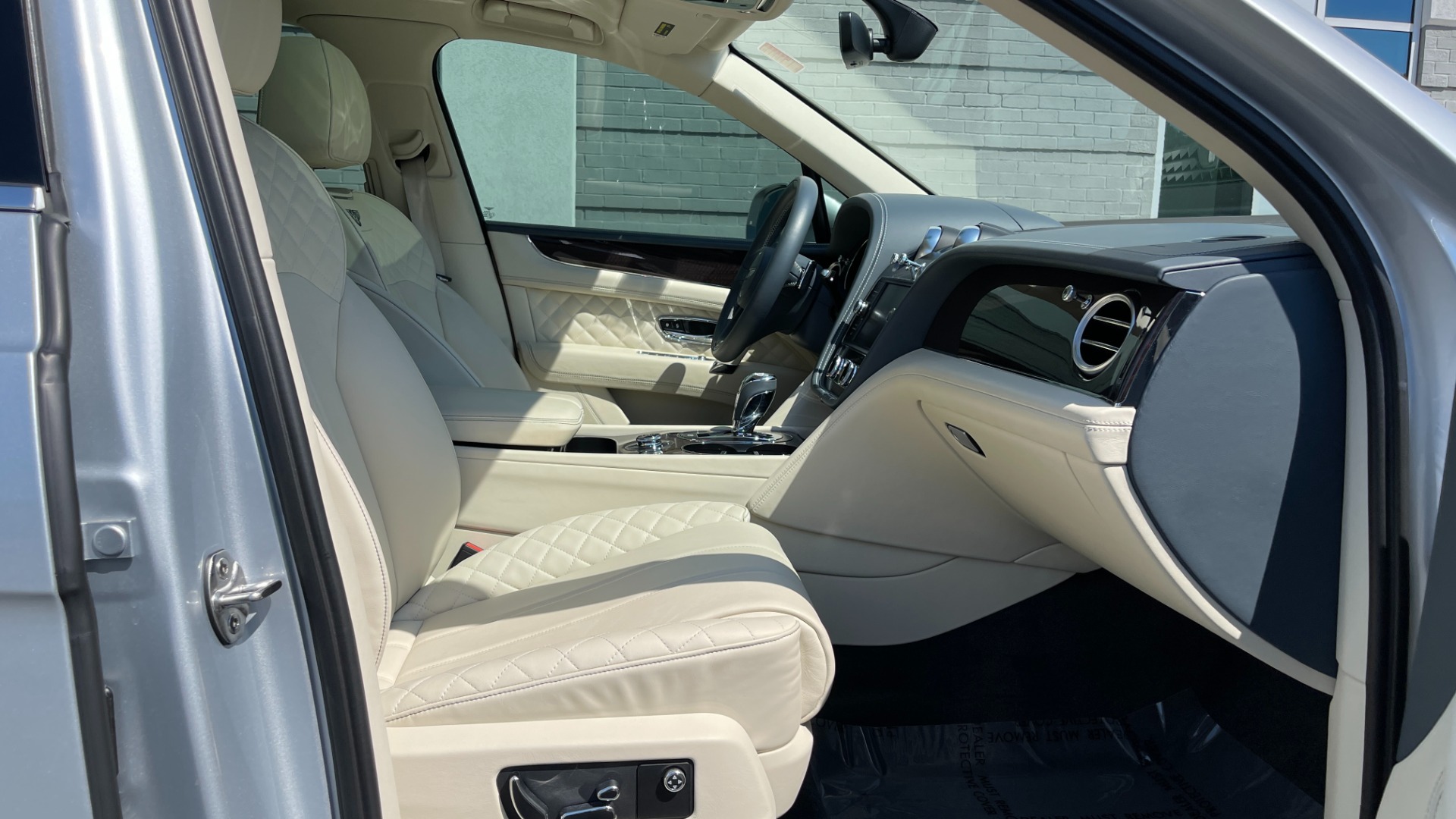 Used 2019 Bentley BENTAYGA V8 / AWD / NAV / SUNROOF / LED LIGHTING / PREMIUM AUDIO / REARVIEW for sale Sold at Formula Imports in Charlotte NC 28227 65