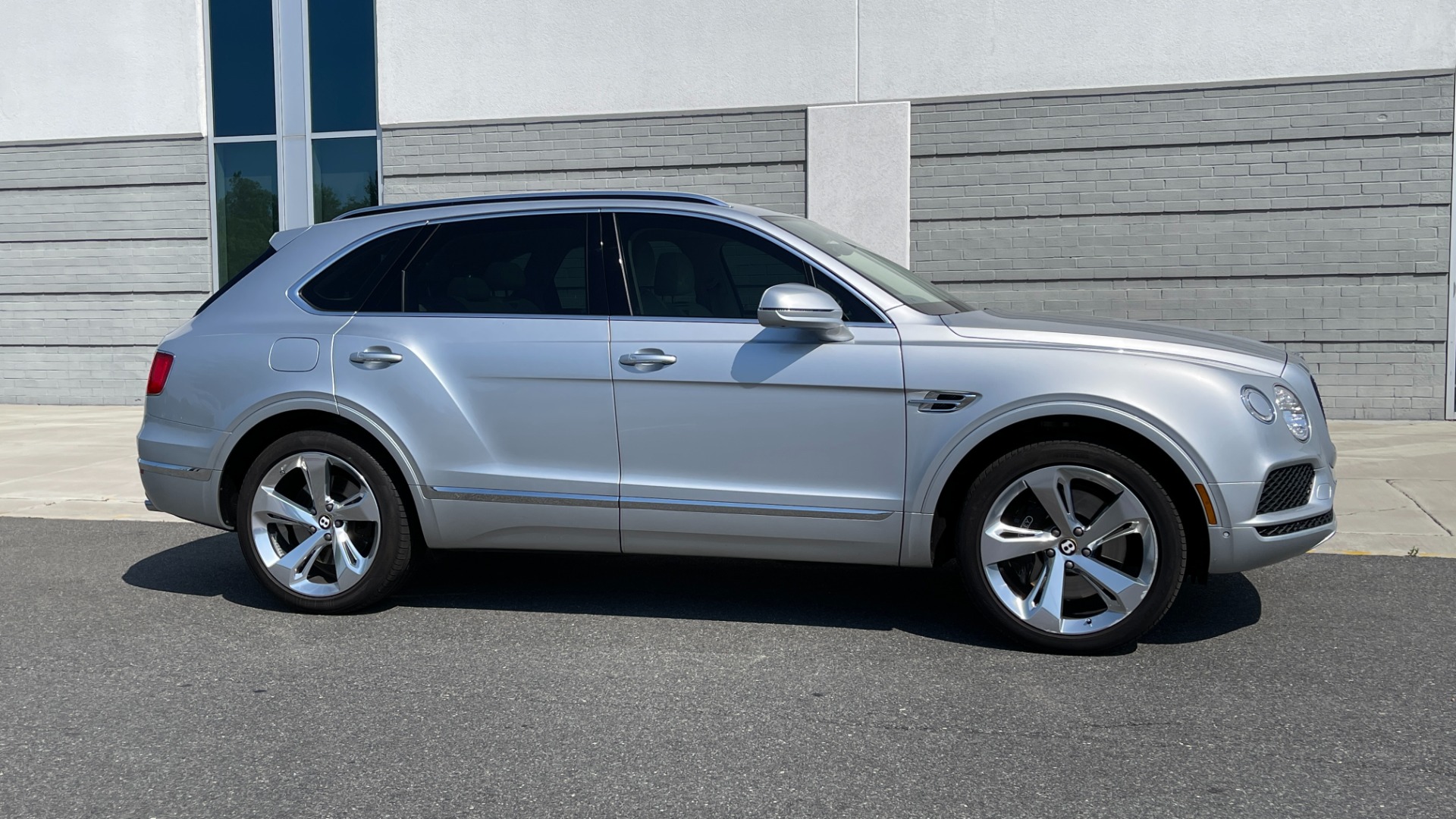 Used 2019 Bentley BENTAYGA V8 / AWD / NAV / SUNROOF / LED LIGHTING / PREMIUM AUDIO / REARVIEW for sale $163,900 at Formula Imports in Charlotte NC 28227 9
