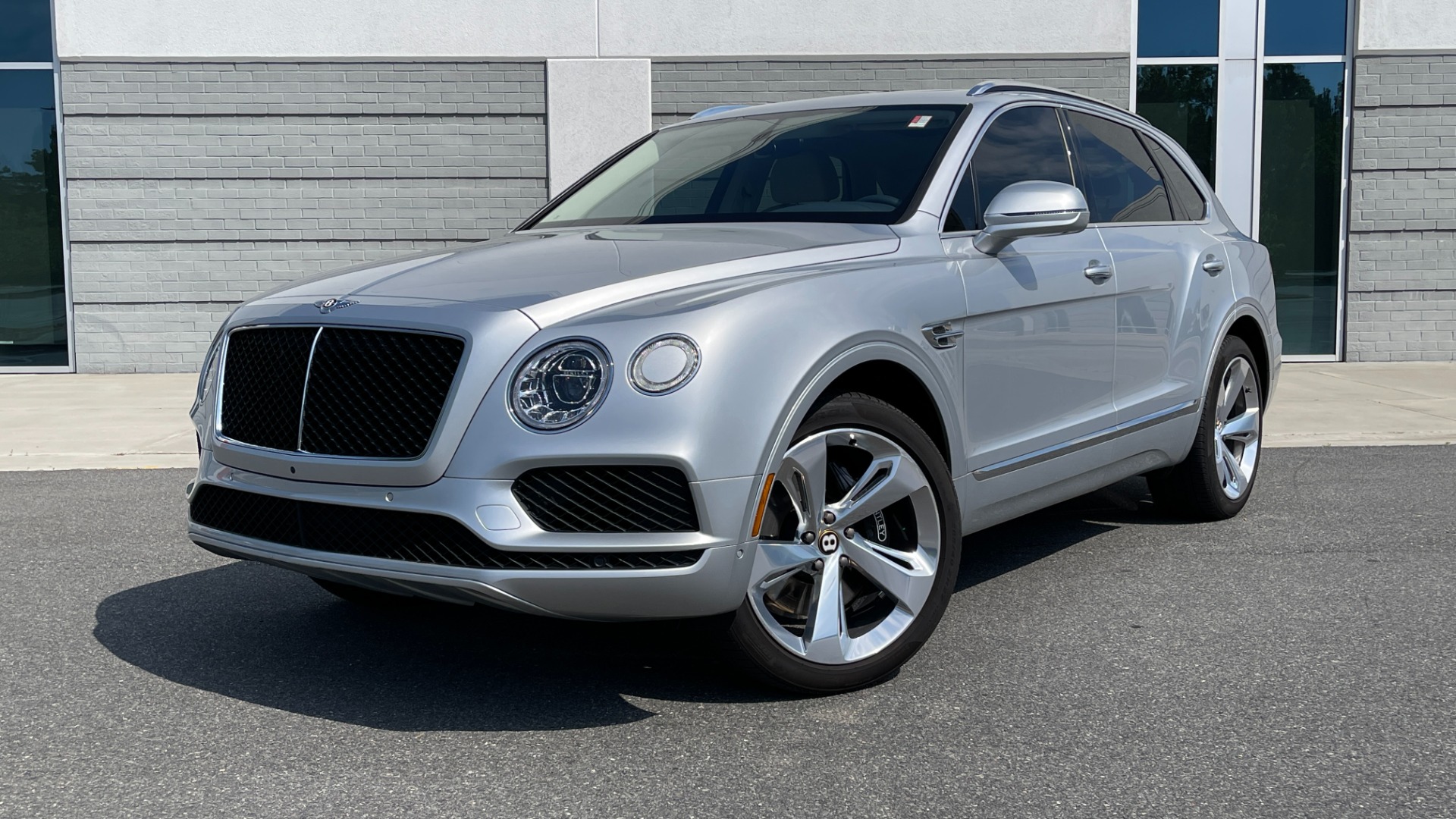 Used 2019 Bentley BENTAYGA V8 / AWD / NAV / SUNROOF / LED LIGHTING / PREMIUM AUDIO / REARVIEW for sale Sold at Formula Imports in Charlotte NC 28227 1