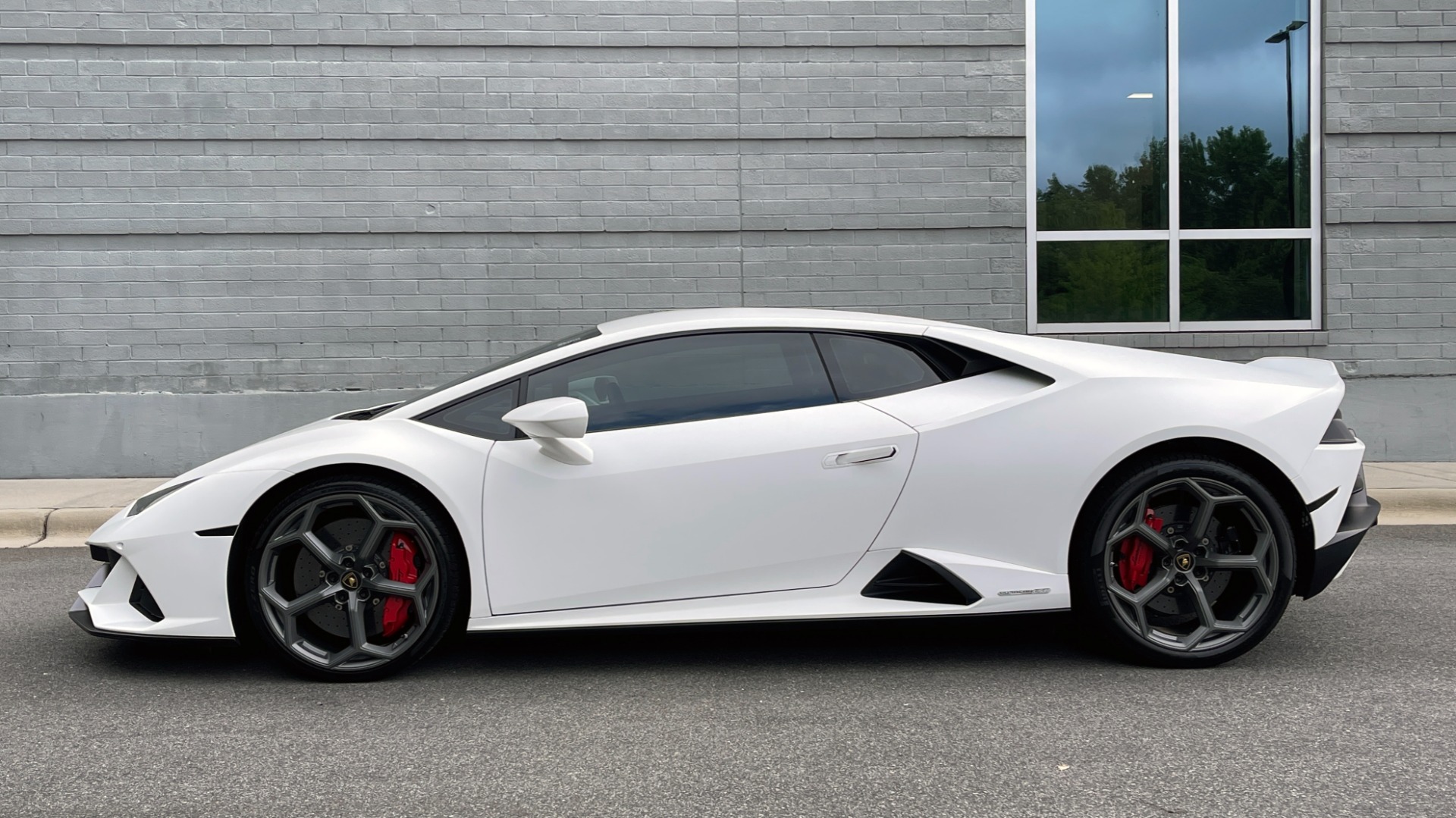 Used 2020 Lamborghini HURACAN EVO LP640-4 5.2L V10 630HP / 7-SPD AUTO / AWD / NAVIGATION / CAMERA for sale Sold at Formula Imports in Charlotte NC 28227 4