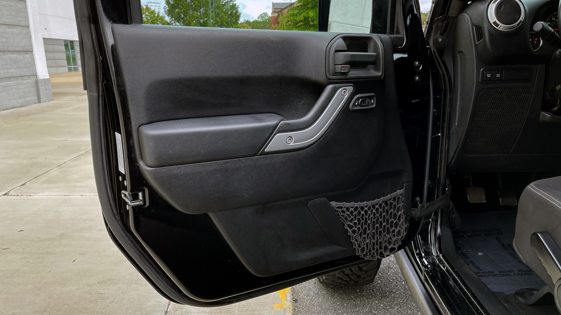 Used 2013 Jeep WRANGLER UNLIMITED RUBICON 4X4 / 3.6L V6 / 6-SPD MAN / DUAL-TOP / AIR COND for sale Sold at Formula Imports in Charlotte NC 28227 31