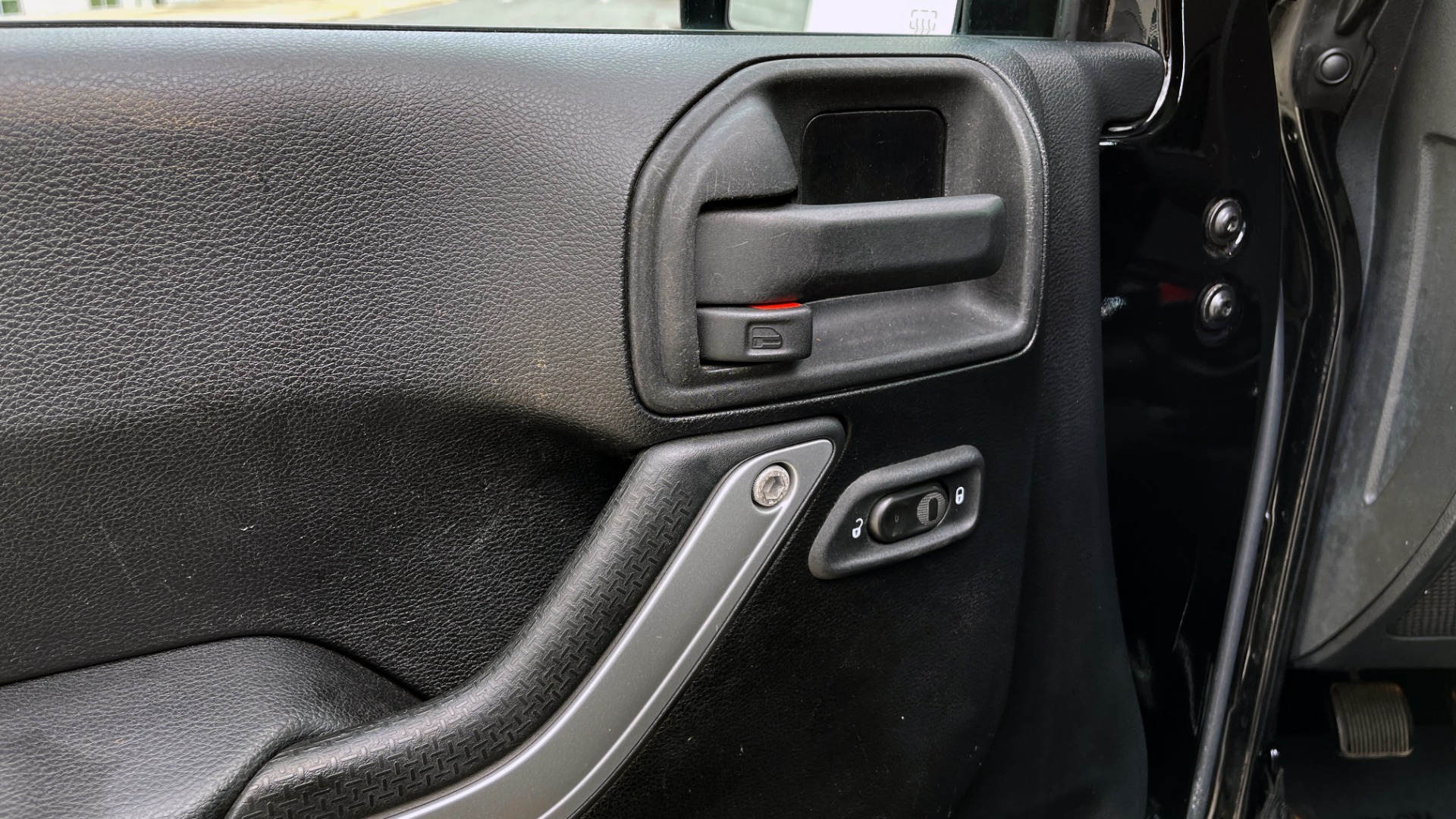 Used 2013 Jeep WRANGLER UNLIMITED RUBICON 4X4 / 3.6L V6 / 6-SPD MAN / DUAL-TOP / AIR COND for sale Sold at Formula Imports in Charlotte NC 28227 32