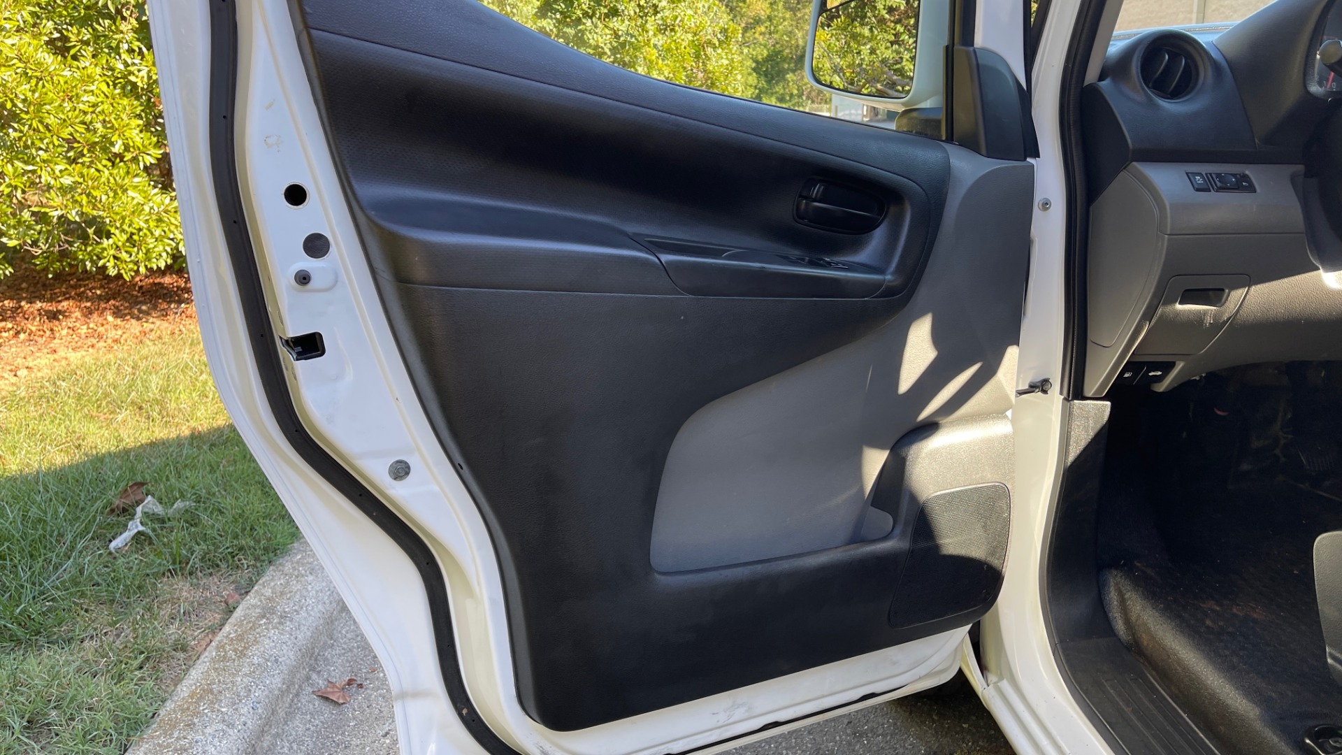 Used 2015 Nissan NV200 SV / WORK VAN / EXTERIOR APPEARANCE PKG / ROOF RACK for sale Sold at Formula Imports in Charlotte NC 28227 27