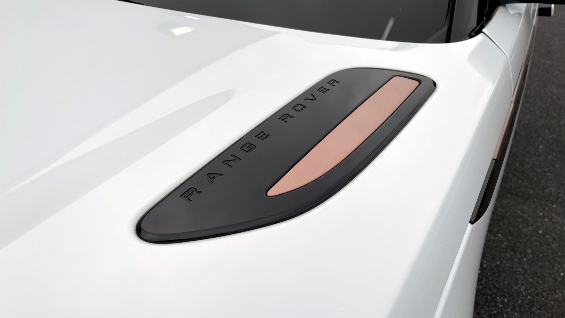Used 2018 Land Rover RANGE ROVER VELAR R-DYNAMIC SE / NAV / PREM / MERIDIAN / SUNROOF / REARVIEW for sale Sold at Formula Imports in Charlotte NC 28227 13