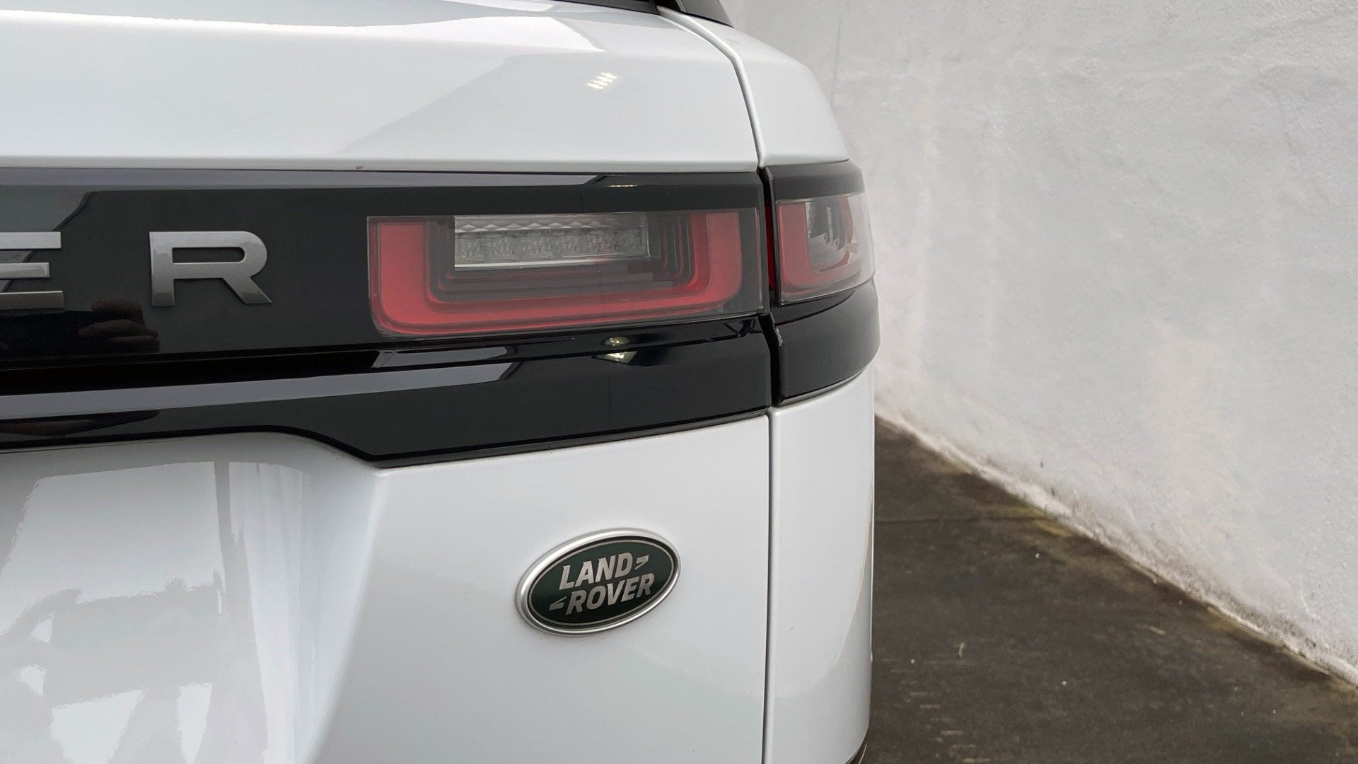 Used 2018 Land Rover RANGE ROVER VELAR R-DYNAMIC SE / NAV / PREM / MERIDIAN / SUNROOF / REARVIEW for sale Sold at Formula Imports in Charlotte NC 28227 18