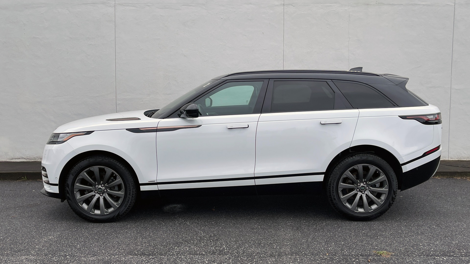 Used 2018 Land Rover RANGE ROVER VELAR R-DYNAMIC SE / NAV / PREM / MERIDIAN / SUNROOF / REARVIEW for sale Sold at Formula Imports in Charlotte NC 28227 2