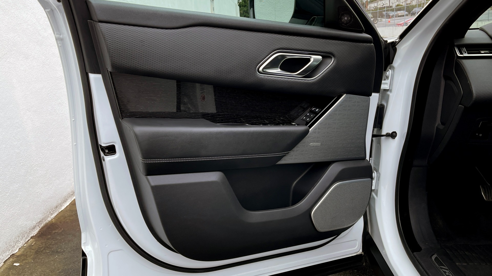 Used 2018 Land Rover RANGE ROVER VELAR R-DYNAMIC SE / NAV / PREM / MERIDIAN / SUNROOF / REARVIEW for sale Sold at Formula Imports in Charlotte NC 28227 25