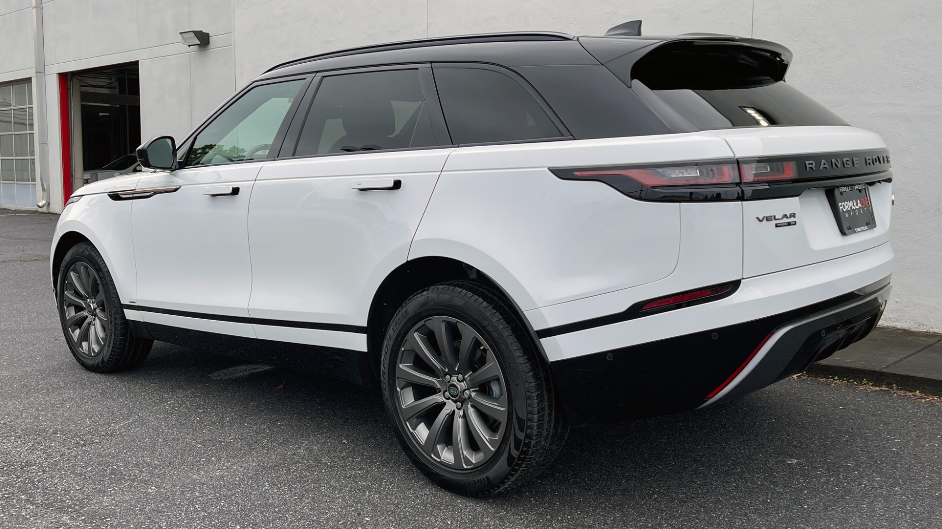 Used 2018 Land Rover RANGE ROVER VELAR R-DYNAMIC SE / NAV / PREM / MERIDIAN / SUNROOF / REARVIEW for sale Sold at Formula Imports in Charlotte NC 28227 3