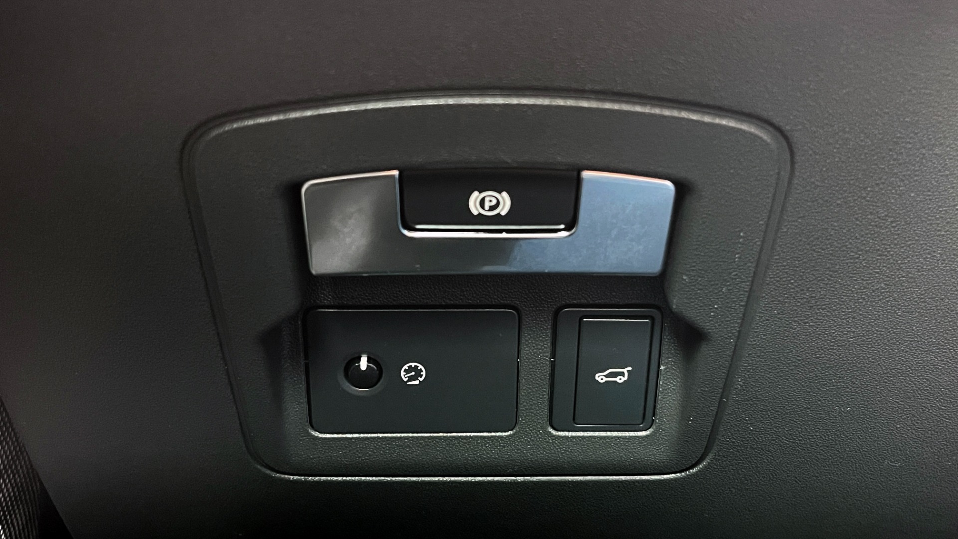 Used 2018 Land Rover RANGE ROVER VELAR R-DYNAMIC SE / NAV / PREM / MERIDIAN / SUNROOF / REARVIEW for sale Sold at Formula Imports in Charlotte NC 28227 33