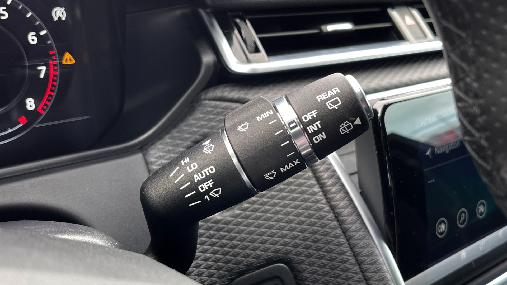 Used 2018 Land Rover RANGE ROVER VELAR R-DYNAMIC SE / NAV / PREM / MERIDIAN / SUNROOF / REARVIEW for sale Sold at Formula Imports in Charlotte NC 28227 36