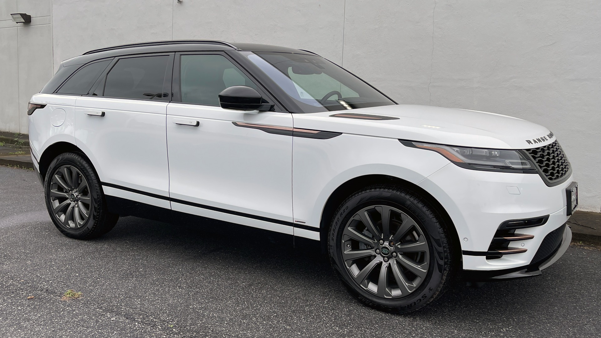 Used 2018 Land Rover RANGE ROVER VELAR R-DYNAMIC SE / NAV / PREM / MERIDIAN / SUNROOF / REARVIEW for sale Sold at Formula Imports in Charlotte NC 28227 4