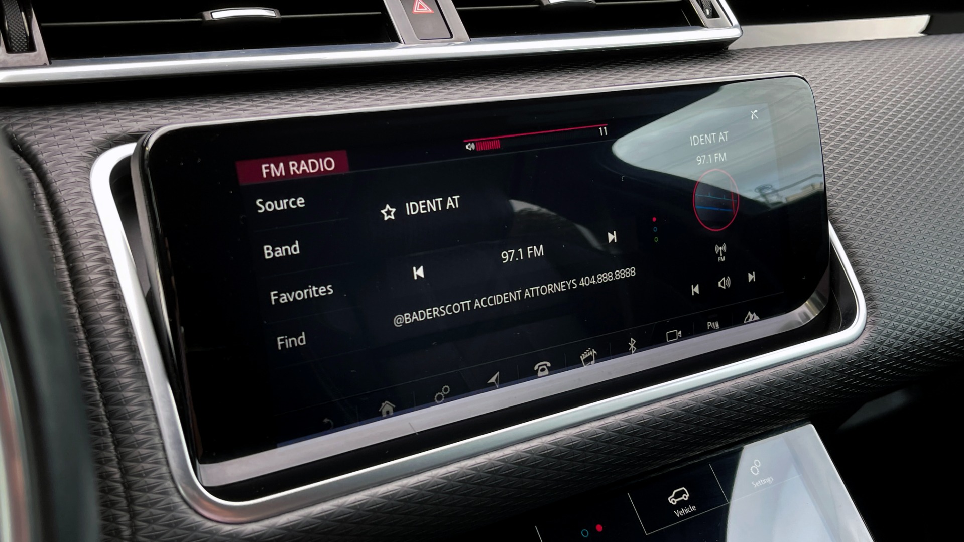 Used 2018 Land Rover RANGE ROVER VELAR R-DYNAMIC SE / NAV / PREM / MERIDIAN / SUNROOF / REARVIEW for sale Sold at Formula Imports in Charlotte NC 28227 42