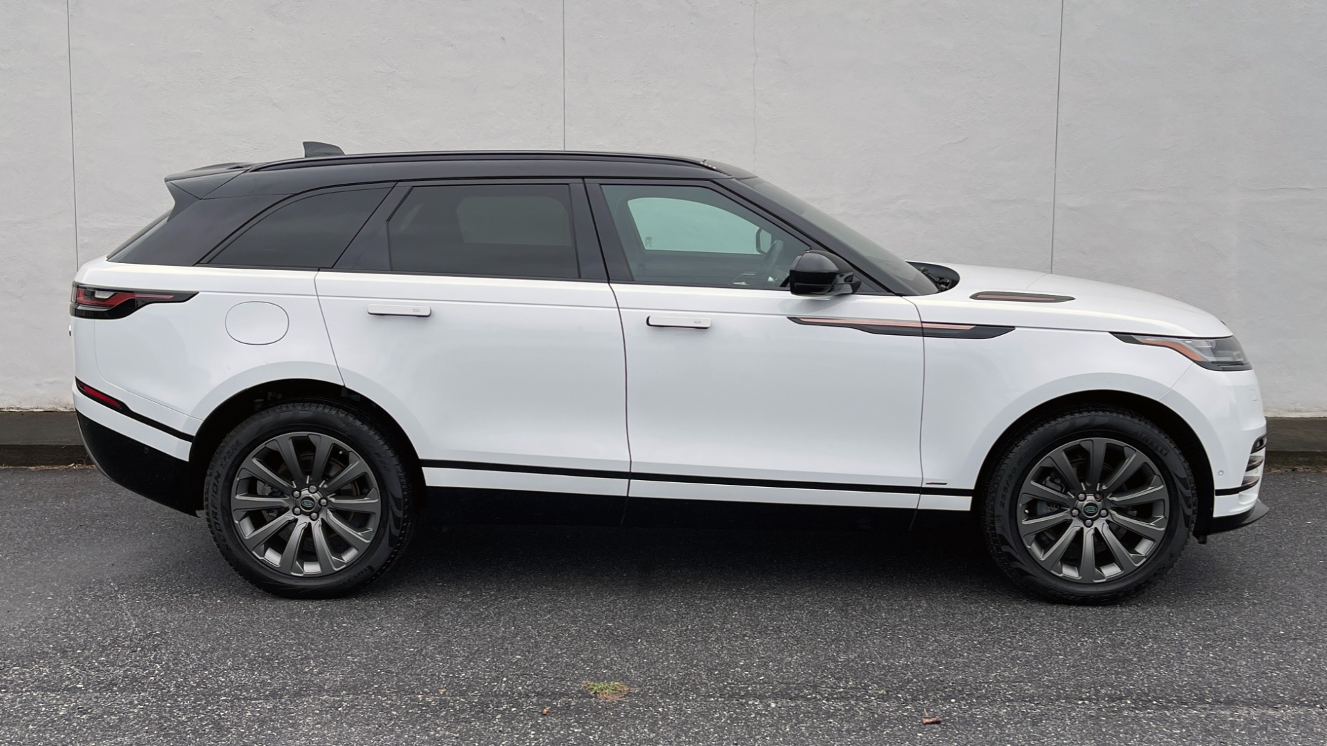 Used 2018 Land Rover RANGE ROVER VELAR R-DYNAMIC SE / NAV / PREM / MERIDIAN / SUNROOF / REARVIEW for sale Sold at Formula Imports in Charlotte NC 28227 5