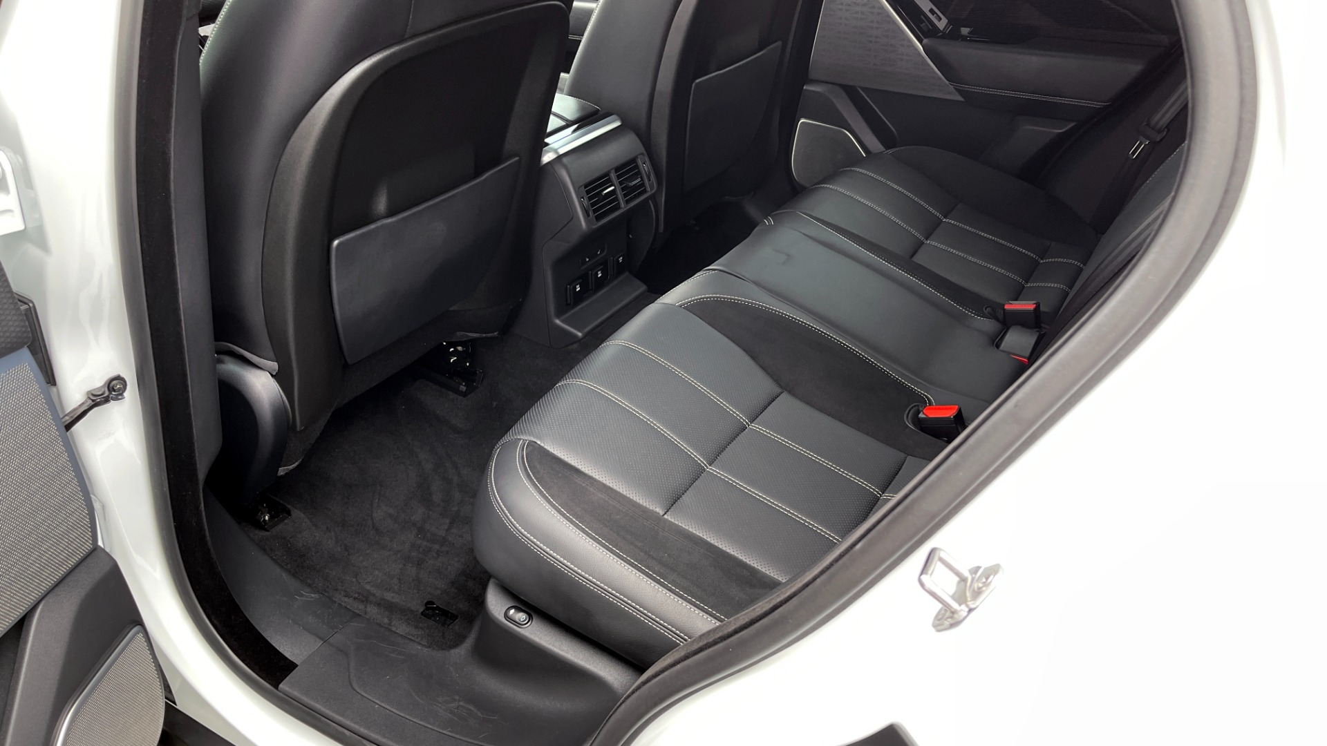 Used 2018 Land Rover RANGE ROVER VELAR R-DYNAMIC SE / NAV / PREM / MERIDIAN / SUNROOF / REARVIEW for sale Sold at Formula Imports in Charlotte NC 28227 52