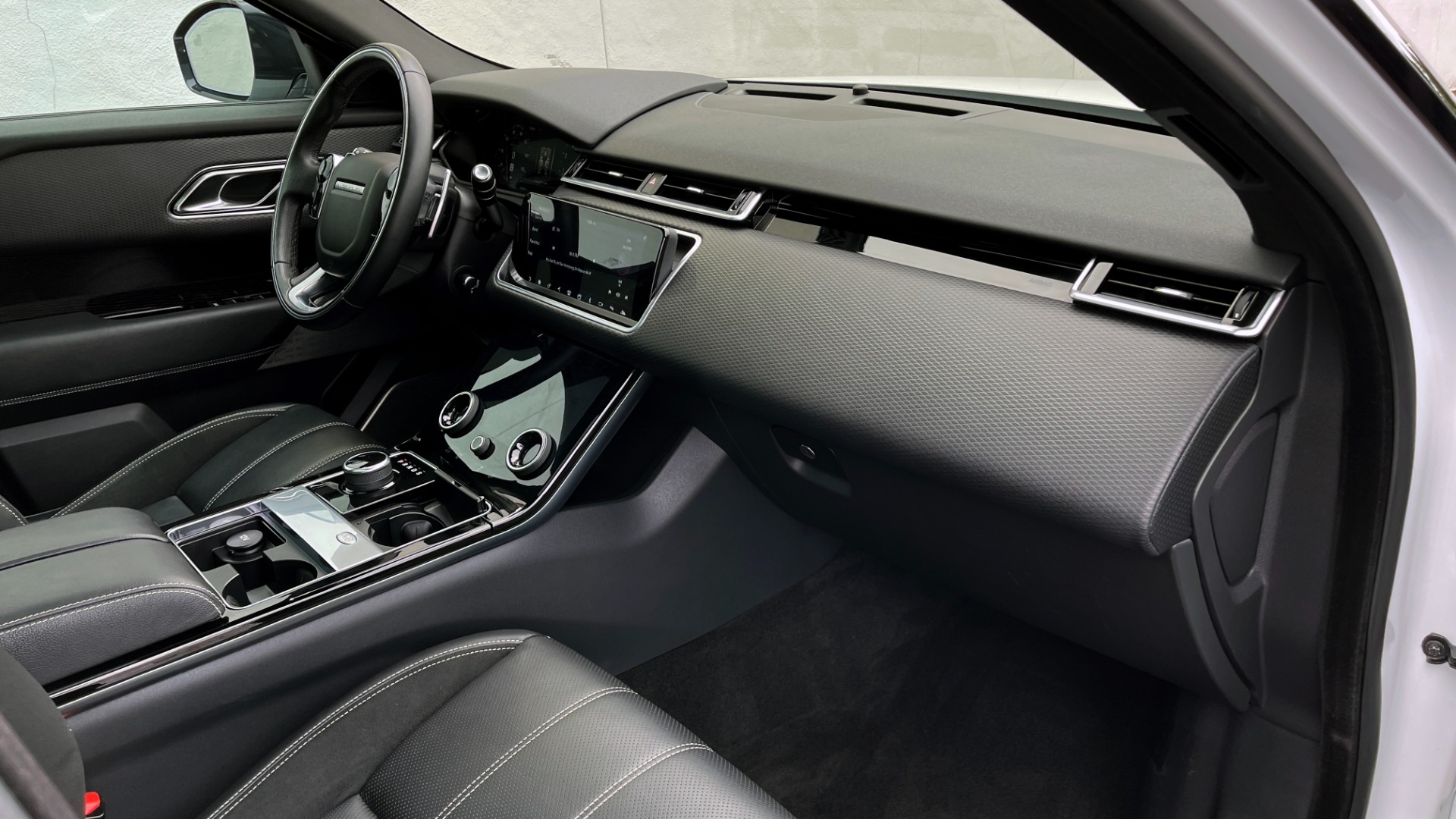 Used 2018 Land Rover RANGE ROVER VELAR R-DYNAMIC SE / NAV / PREM / MERIDIAN / SUNROOF / REARVIEW for sale Sold at Formula Imports in Charlotte NC 28227 63