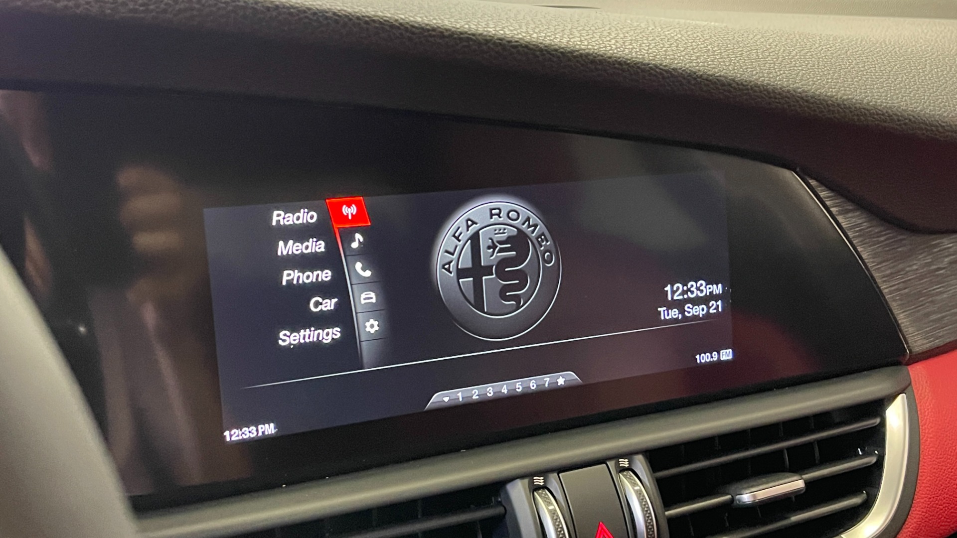 Used 2019 Alfa Romeo GIULIA SPORT 2.0L SEDAN / 8-SPD AUTO / KEYLESS-GO / REMOTE START / REARVIEW for sale Sold at Formula Imports in Charlotte NC 28227 20
