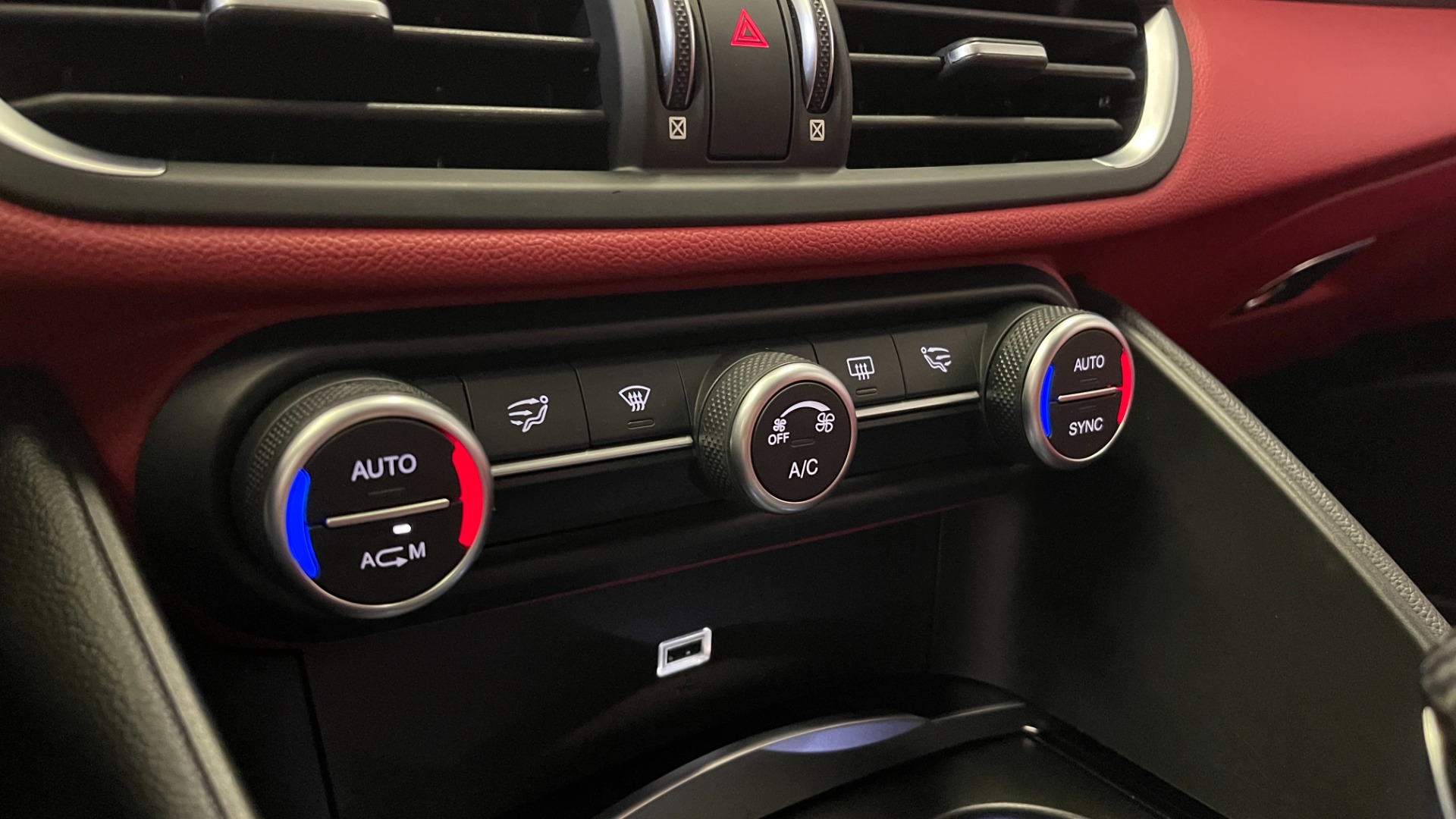Used 2019 Alfa Romeo GIULIA SPORT 2.0L SEDAN / 8-SPD AUTO / KEYLESS-GO / REMOTE START / REARVIEW for sale Sold at Formula Imports in Charlotte NC 28227 21
