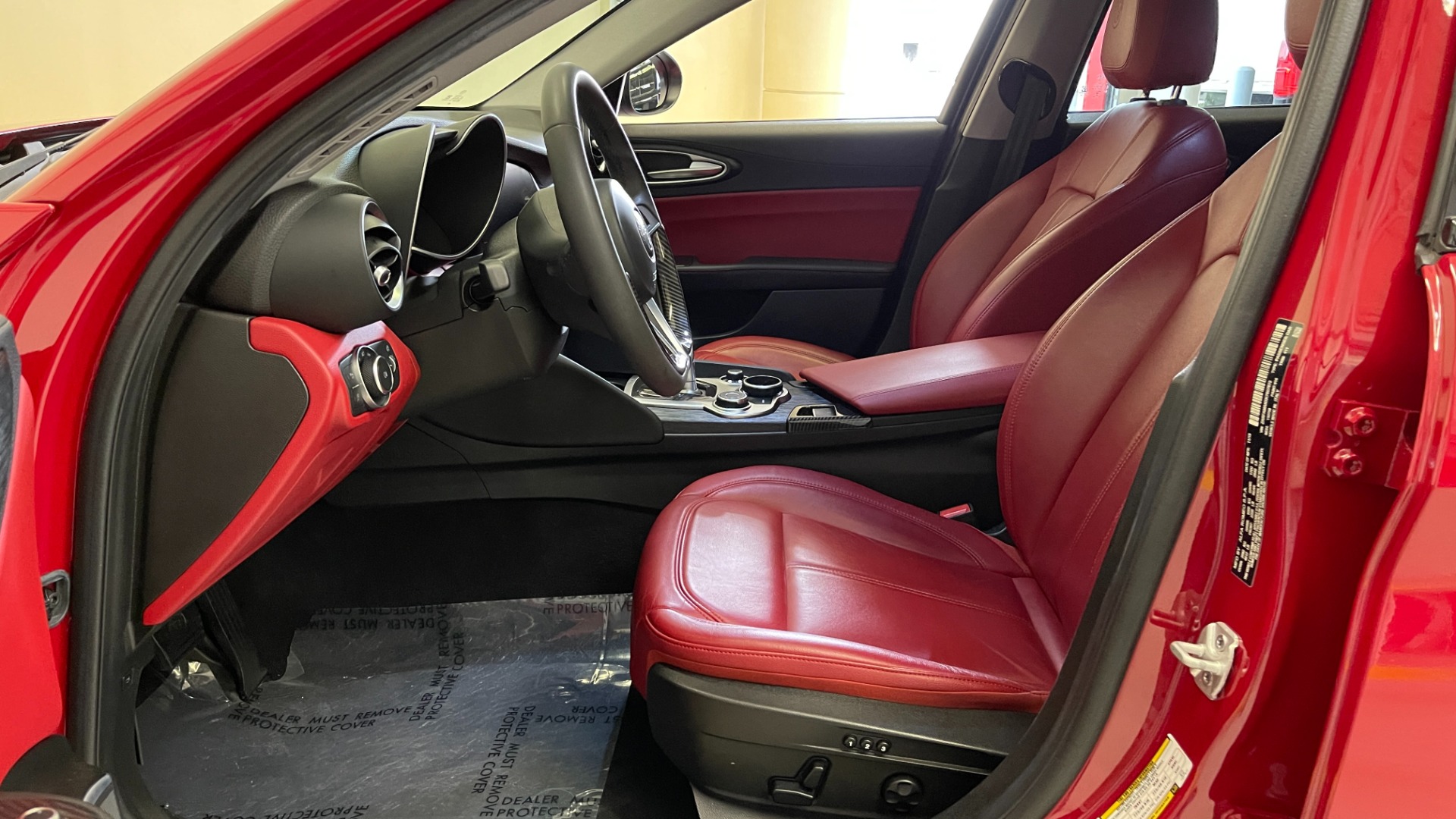 Used 2019 Alfa Romeo GIULIA SPORT 2.0L SEDAN / 8-SPD AUTO / KEYLESS-GO / REMOTE START / REARVIEW for sale Sold at Formula Imports in Charlotte NC 28227 26