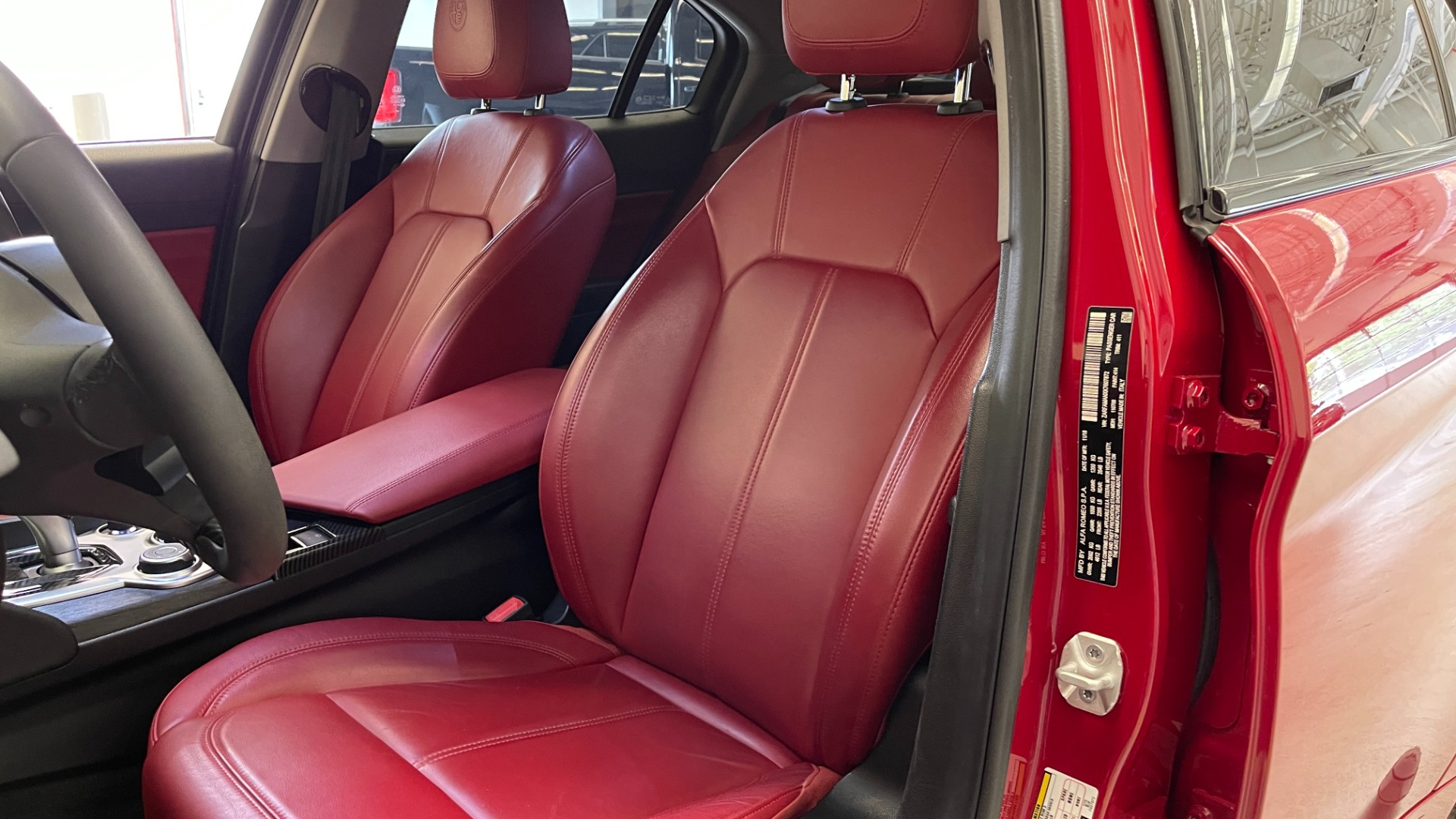 Used 2019 Alfa Romeo GIULIA SPORT 2.0L SEDAN / 8-SPD AUTO / KEYLESS-GO / REMOTE START / REARVIEW for sale Sold at Formula Imports in Charlotte NC 28227 27