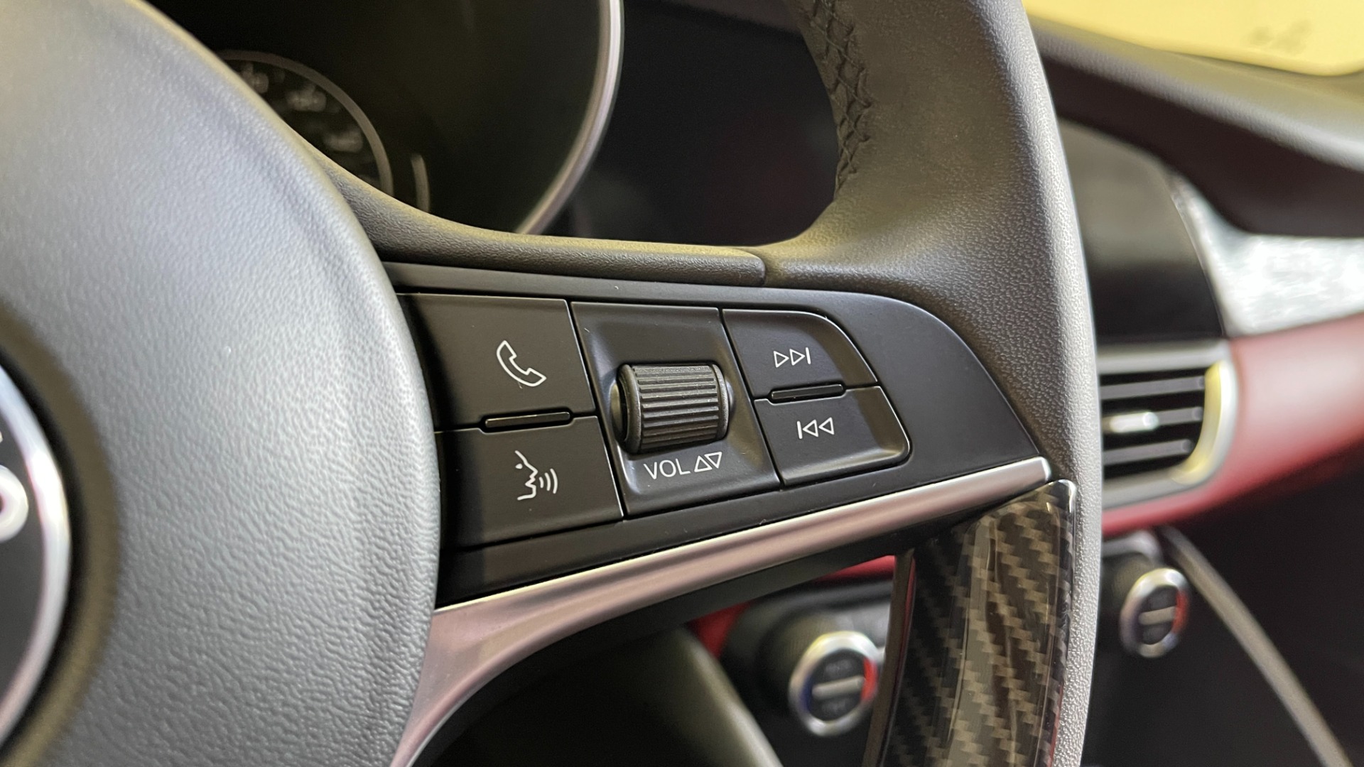 Used 2019 Alfa Romeo GIULIA SPORT 2.0L SEDAN / 8-SPD AUTO / KEYLESS-GO / REMOTE START / REARVIEW for sale Sold at Formula Imports in Charlotte NC 28227 30