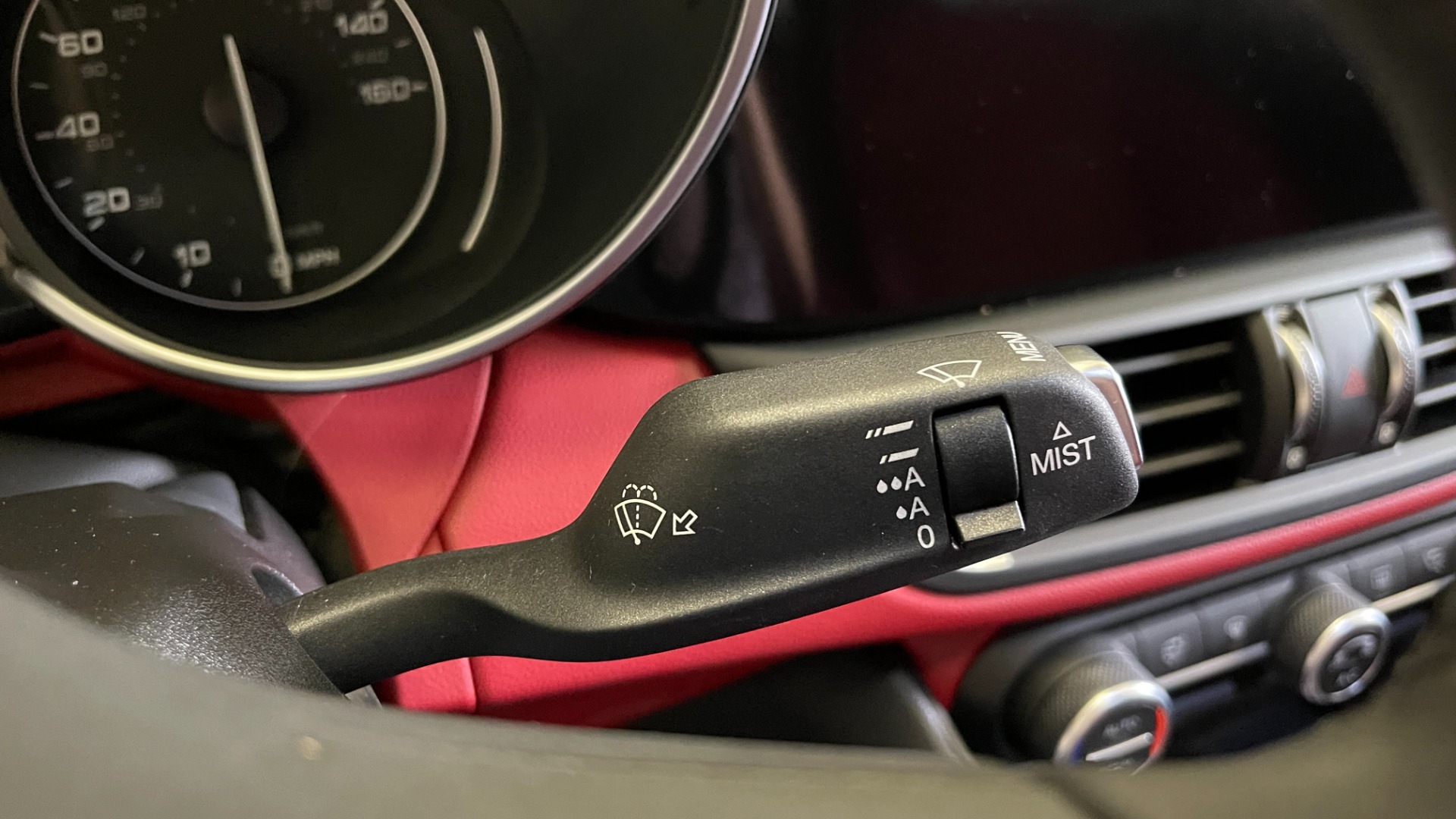 Used 2019 Alfa Romeo GIULIA SPORT 2.0L SEDAN / 8-SPD AUTO / KEYLESS-GO / REMOTE START / REARVIEW for sale Sold at Formula Imports in Charlotte NC 28227 31