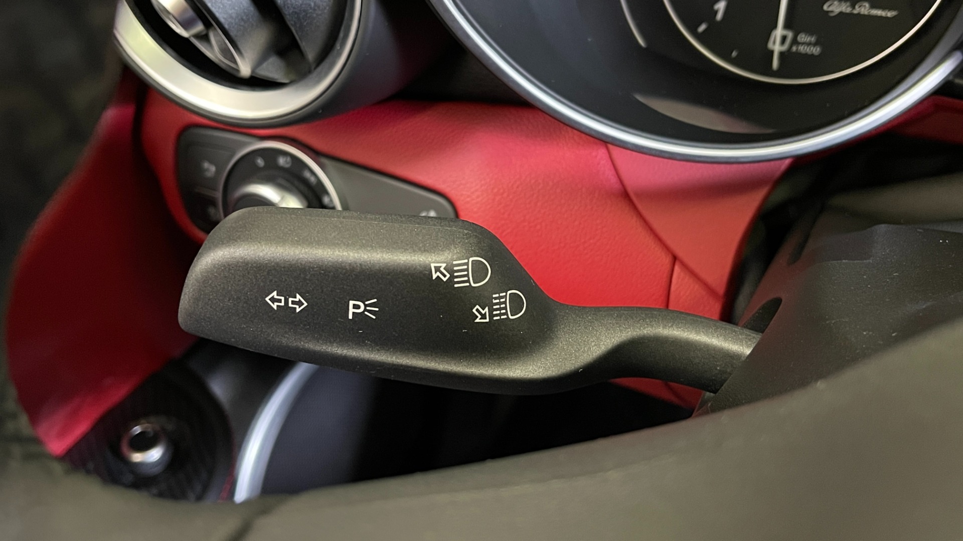 Used 2019 Alfa Romeo GIULIA SPORT 2.0L SEDAN / 8-SPD AUTO / KEYLESS-GO / REMOTE START / REARVIEW for sale Sold at Formula Imports in Charlotte NC 28227 32