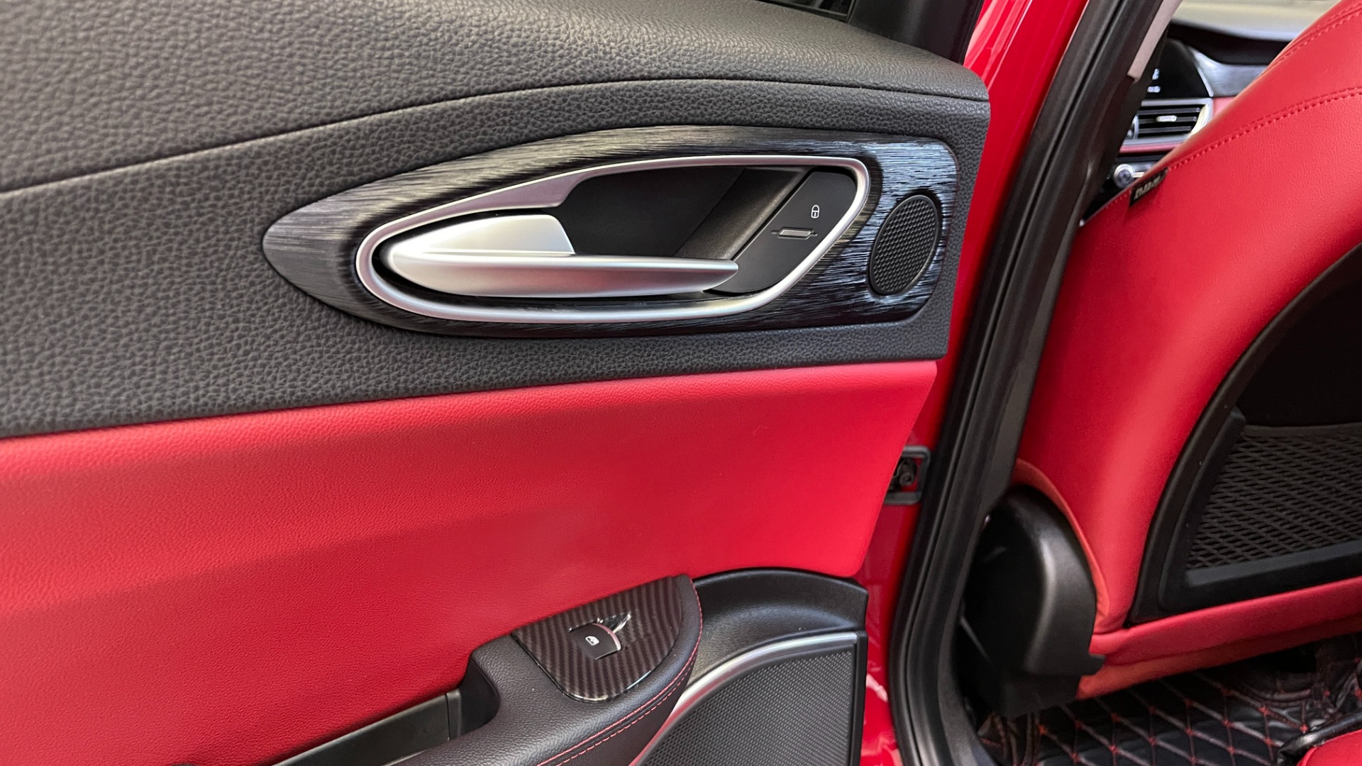 Used 2019 Alfa Romeo GIULIA SPORT 2.0L SEDAN / 8-SPD AUTO / KEYLESS-GO / REMOTE START / REARVIEW for sale Sold at Formula Imports in Charlotte NC 28227 37